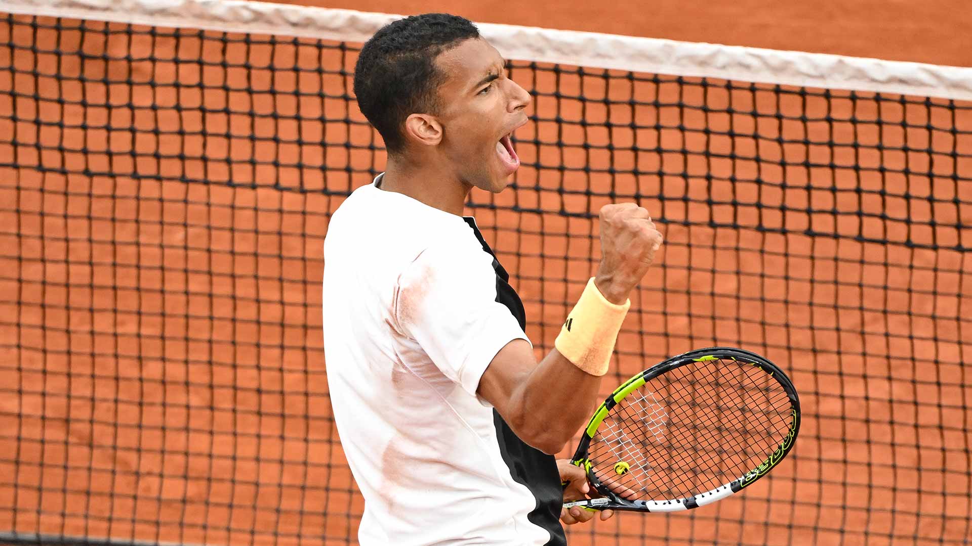 Felix Auger-Aliassime reaches the fourth round in Paris.