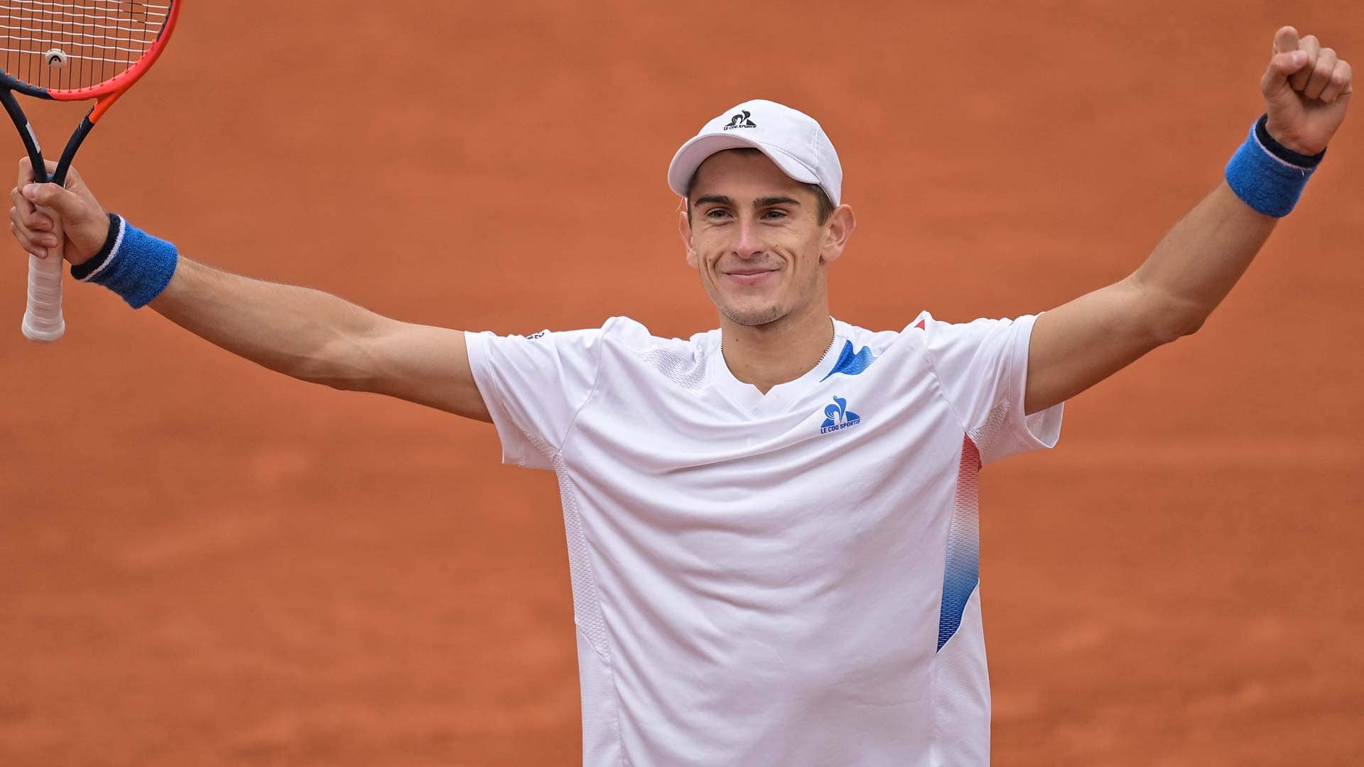 Matteo Arnaldi celebra su victoria ante Andrey Rublev este viernes en Roland Garros.
