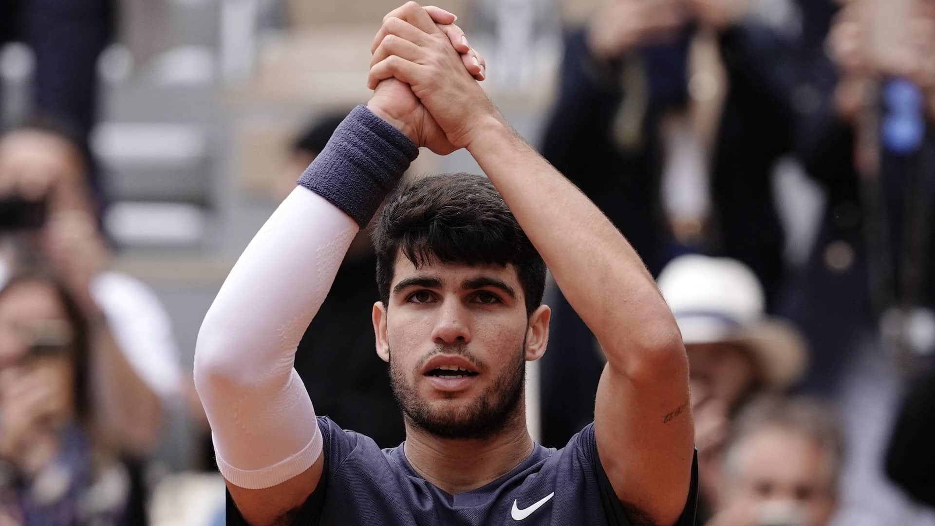 Carlos Alcaraz saluda al público tras llegar a los cuartos de final de Roland Garros.