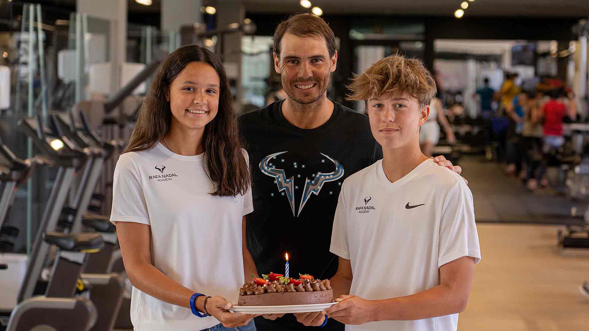 Victoria Okon y Lucas Sempert entregaron una tarta a Rafael Nadal.