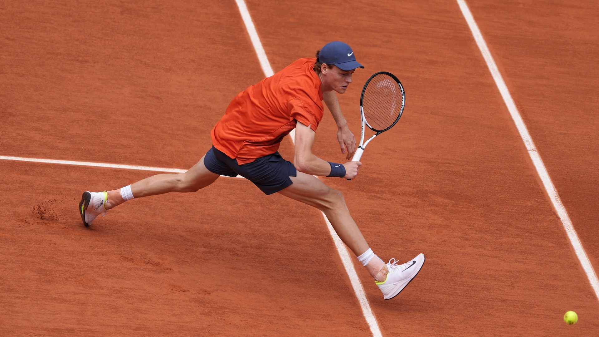 Jannik Sinner compite ante Grigor Dimitrov en la Philippe Chatrier.