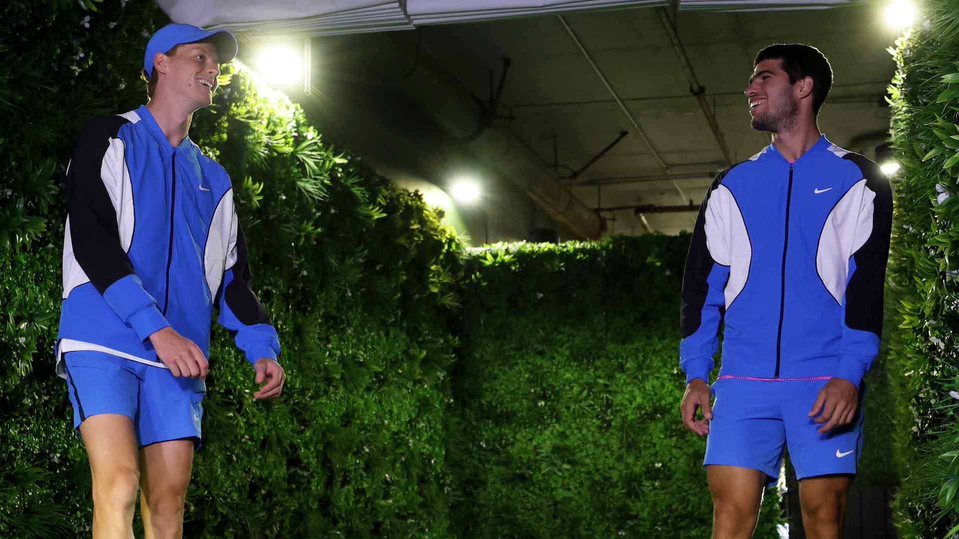 Jannik Sinner y Carlos Alcaraz conversan antes de su enfrentarse en Indian Wells 2024.
