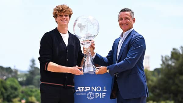 Jannik Sinner y el presidente de la ATP Andrea Gaudenzi este lunes en Montecarlo.