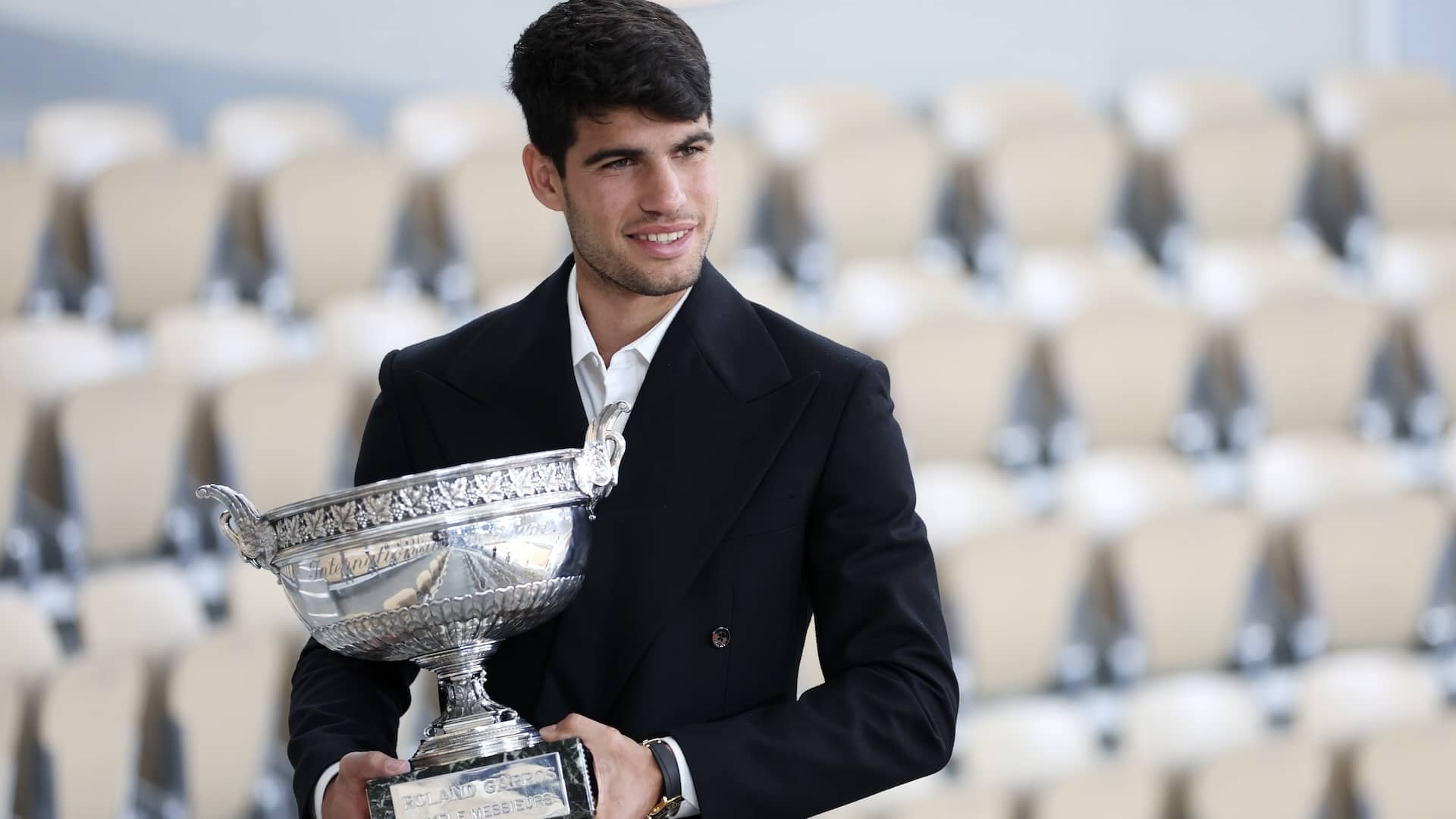 Carlos Alcaraz, este lunes con la Copa de los Mosqueteros.