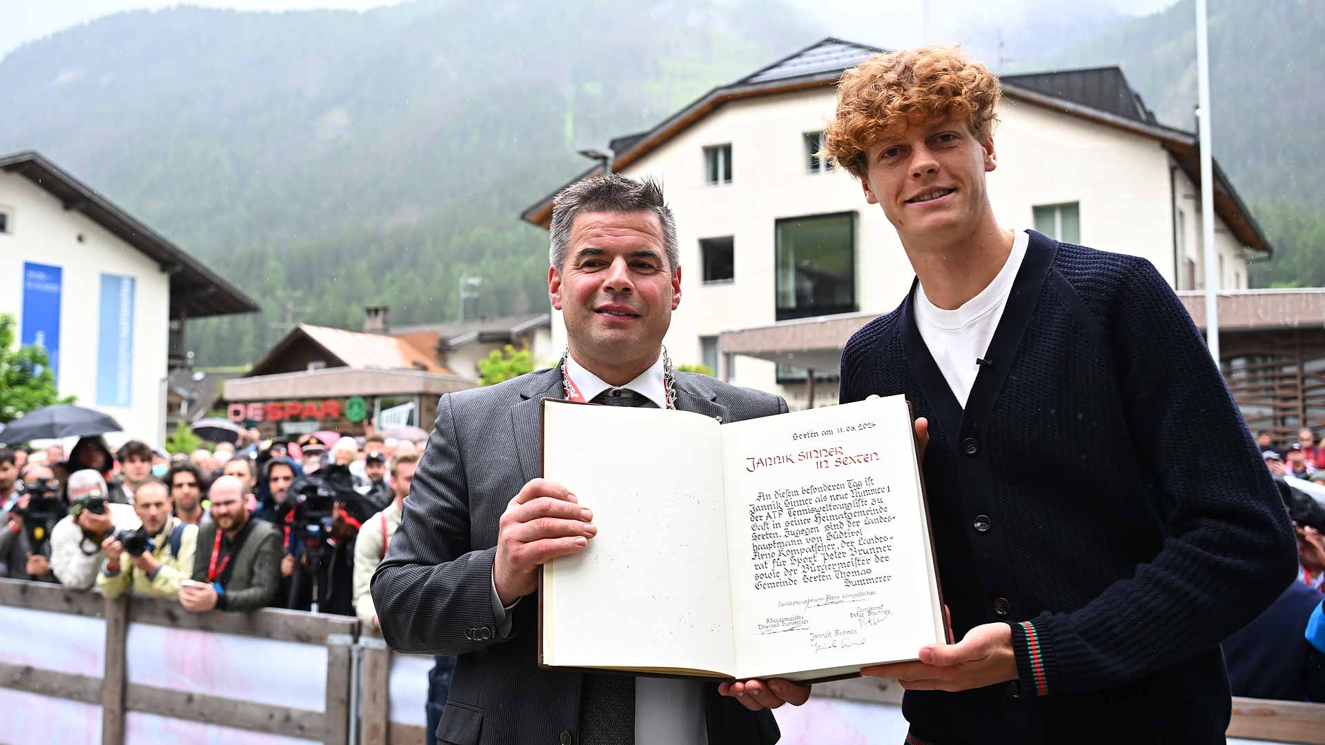 Sexten Mayor Thomas Summerer and Jannik Sinner on Tuesday in Sexten.