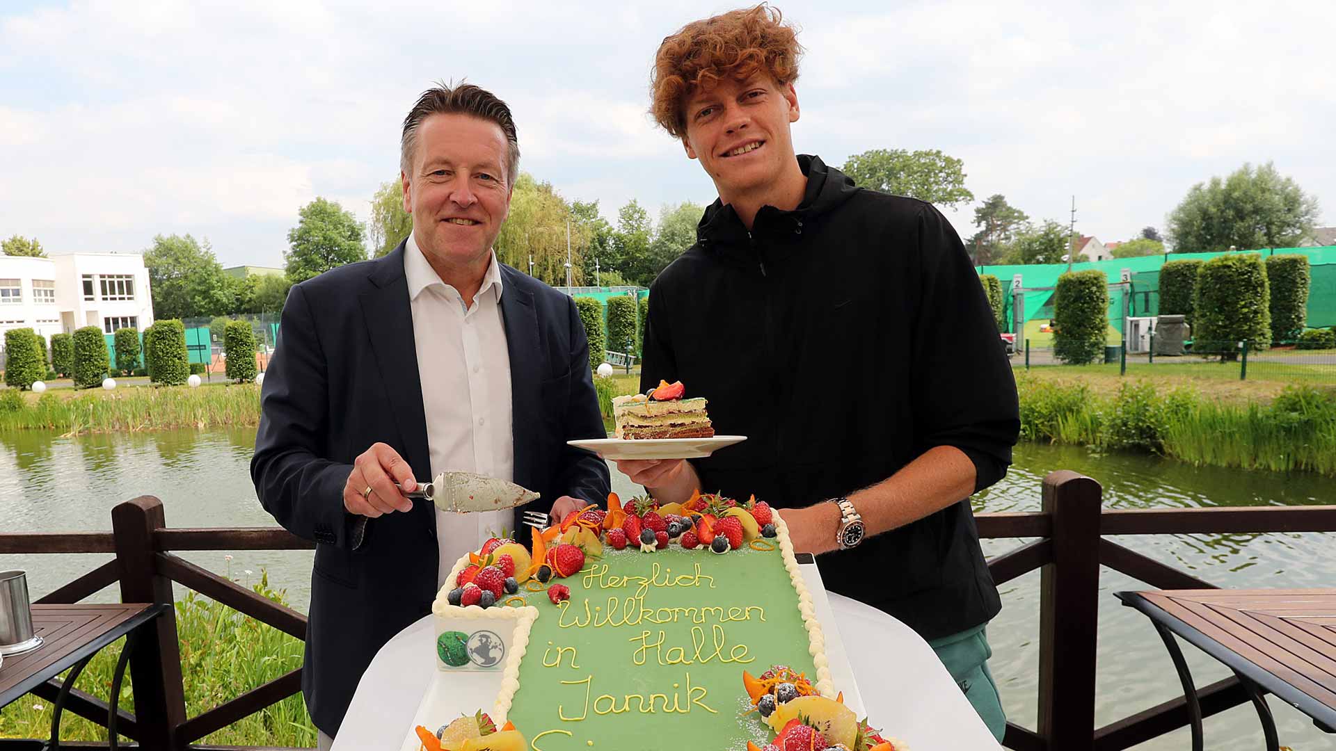 Jannik Sinner is welcomed to the Terra Wortmann Open by tournament director Ralf Weber.