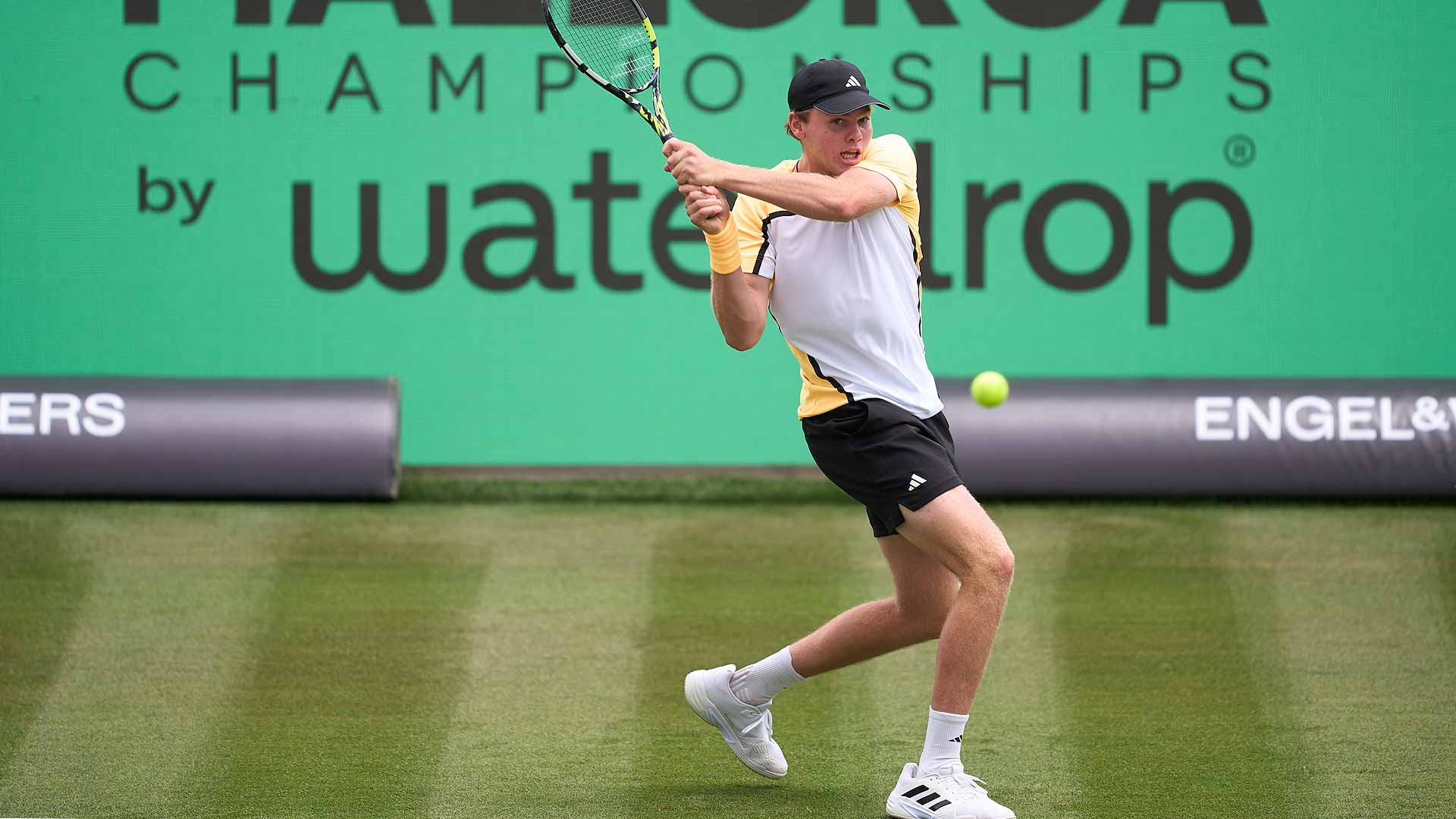 Alex Michelsen defeats Nuno Borges in straight sets Sunday in Mallorca.