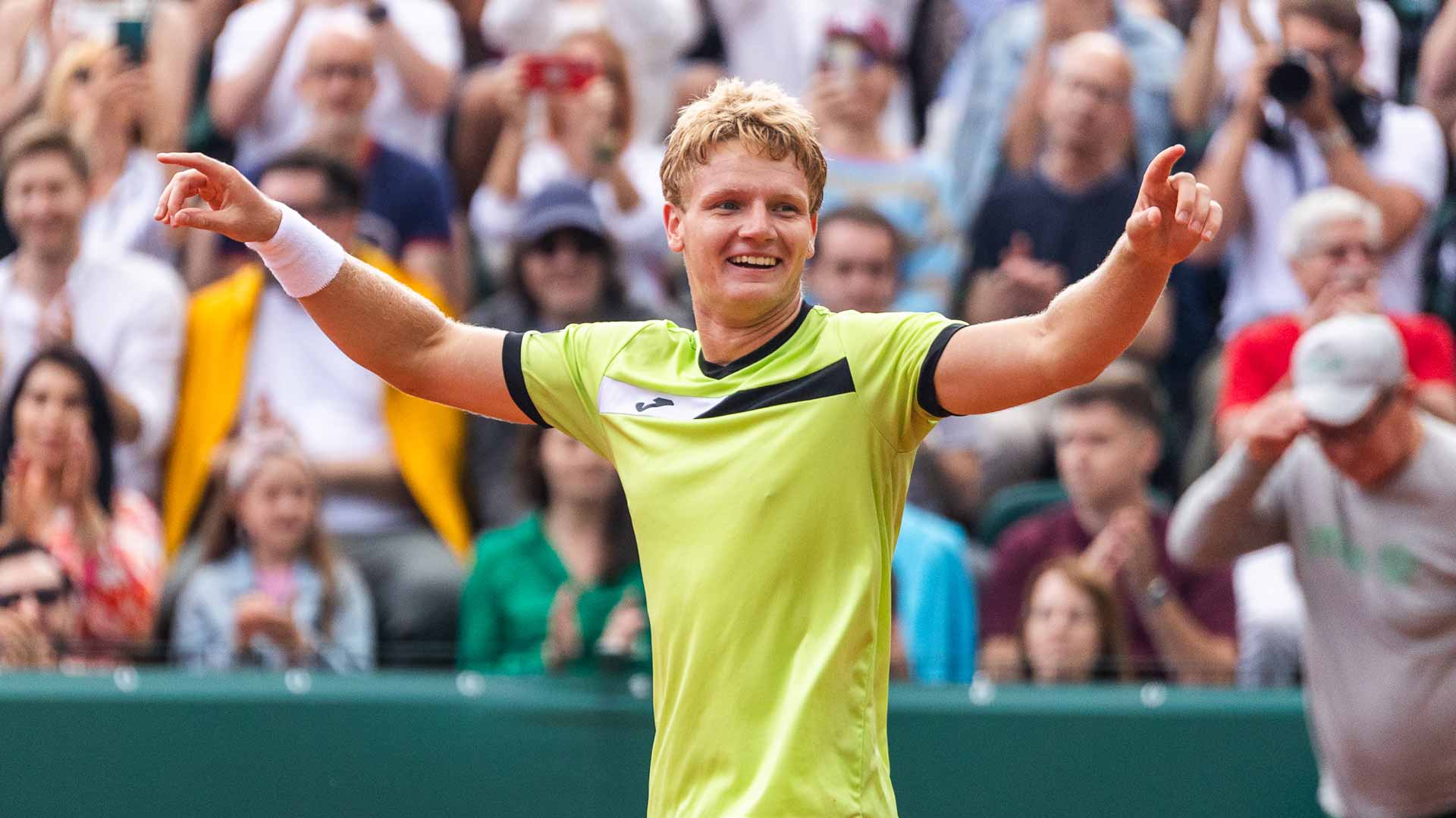<a href='https://www.atptour.com/en/players/maks-kasnikowski/k0hc/overview'>Maks Kasnikowski</a> celebrates winning the Poznan Challenger.