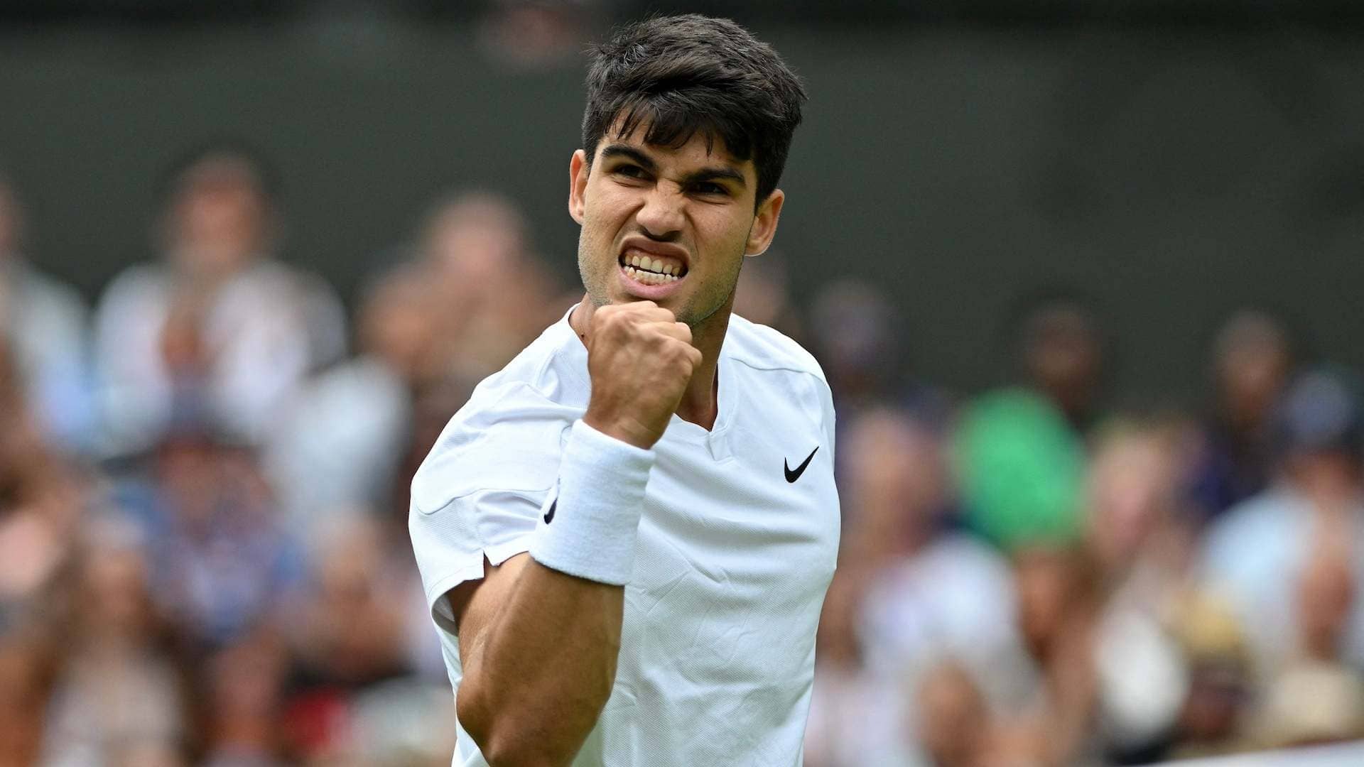 Carlos Alcaraz celebra un punto ante Mark Lajal en la primera ronda de Wimbledon.