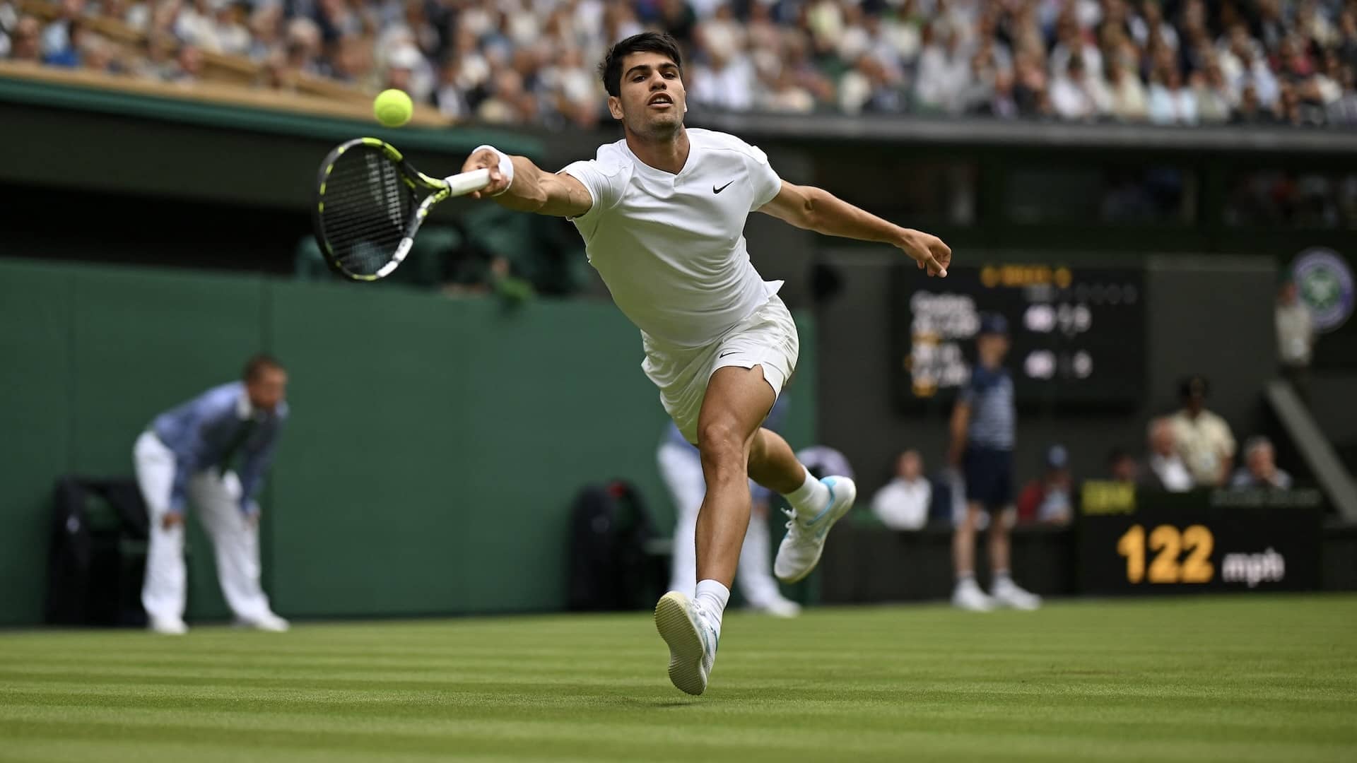Carlos Alcaraz, durante la primera ronda de Wimbledon.