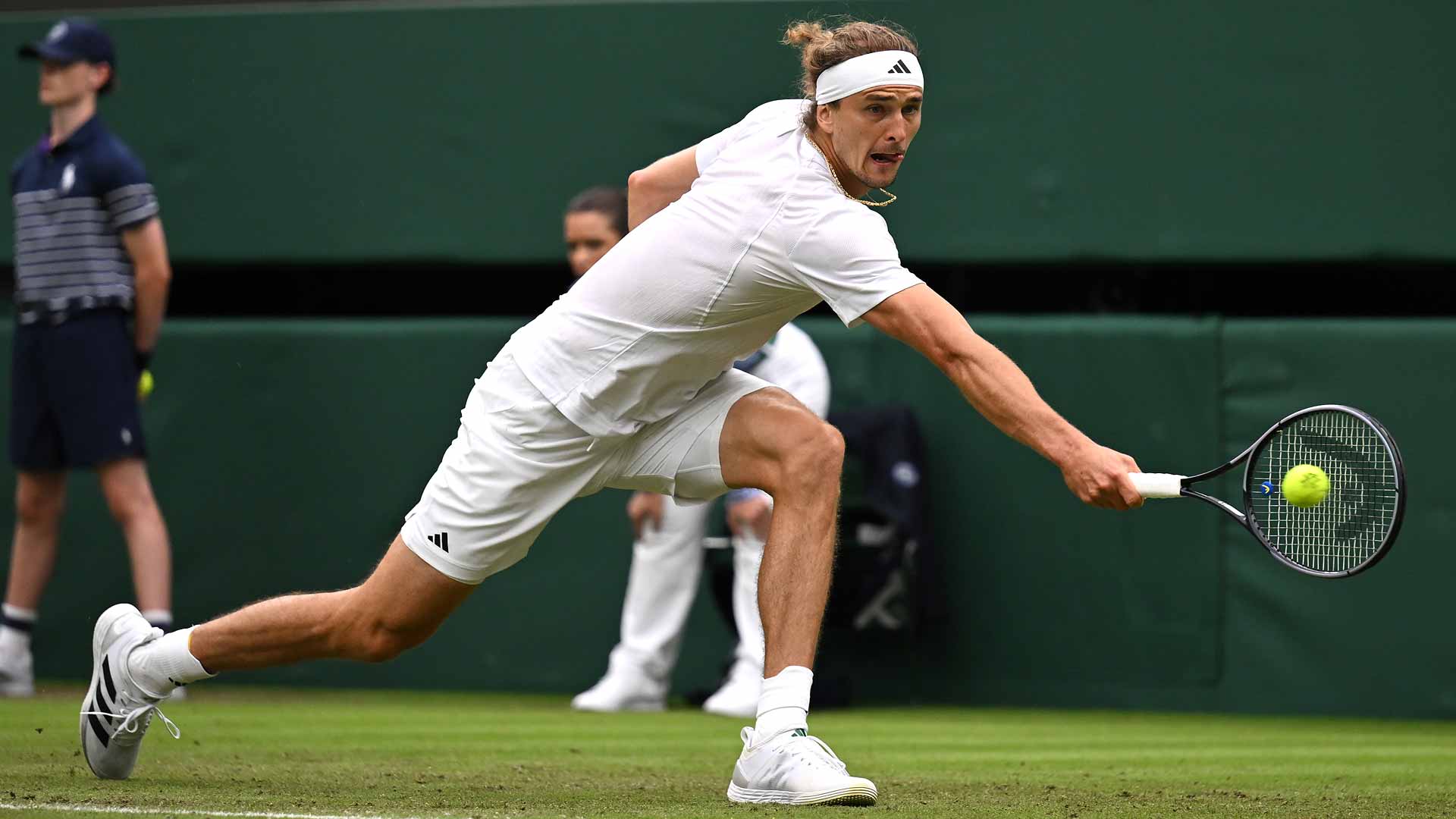 Alexander Zverev defeats Roberto Carballes Baena on Tuesday at Wimbledon.