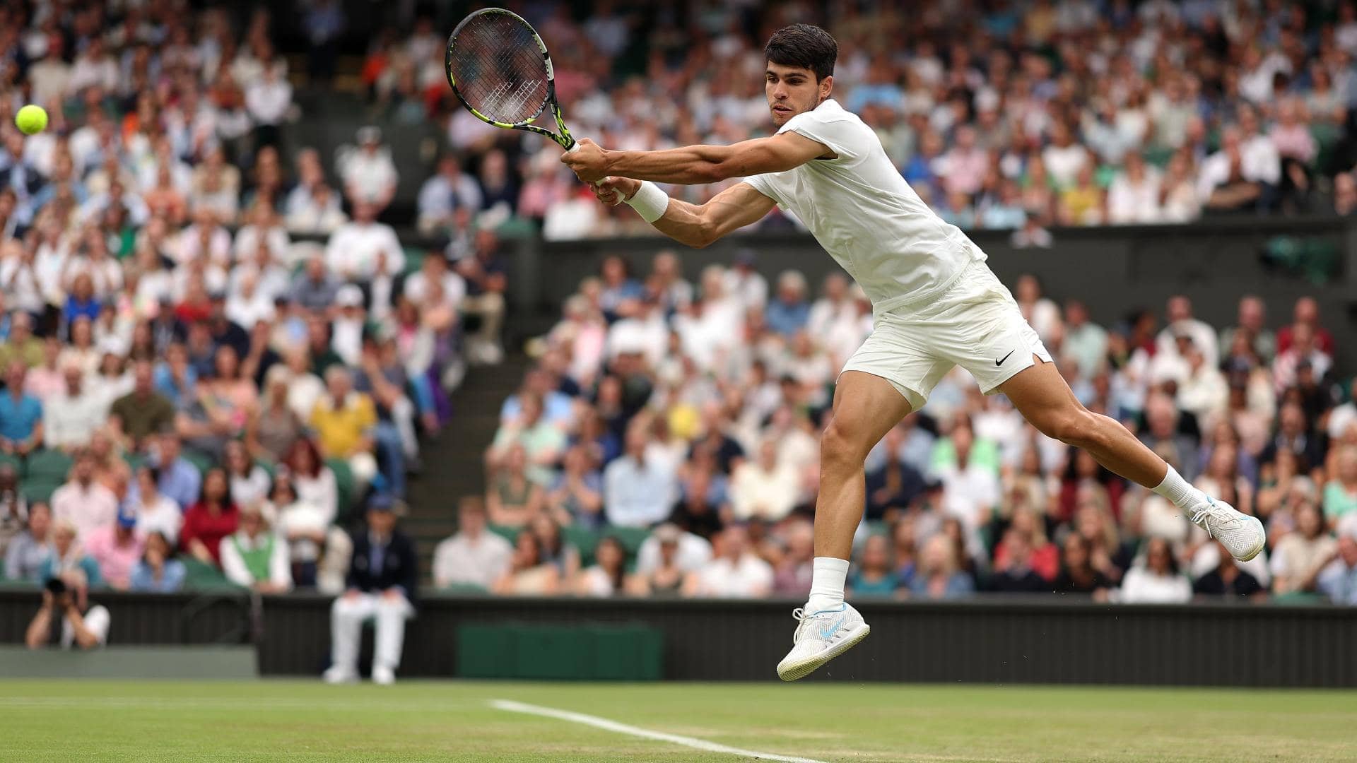 Carlos Alcaraz se luce sobre césped y lleva diez triunfos seguidos en el All England.