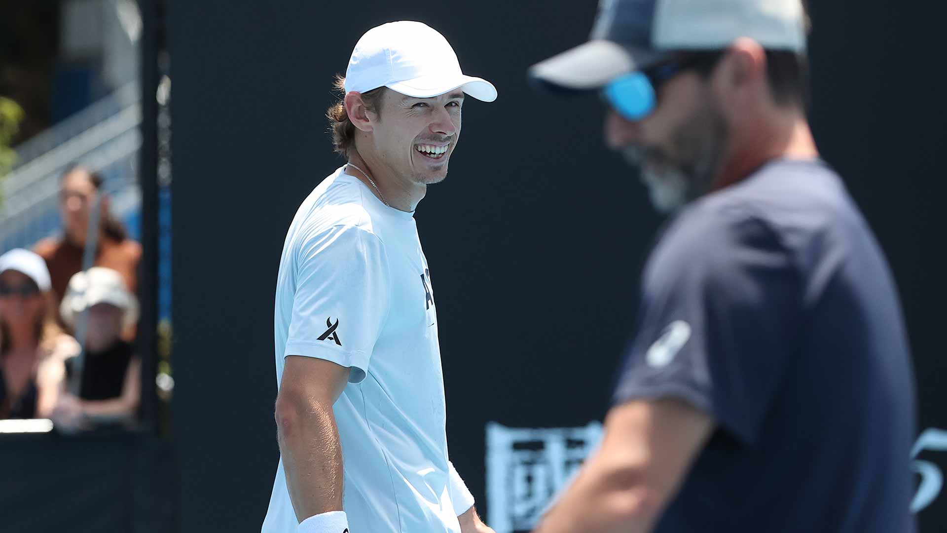 Alex de Minaur shares a laugh with <a href='https://www.atptour.com/es/players/adolfo-gutierrez/g584/overview'>Adolfo Gutierrez</a> at this year's <a href='https://www.atptour.com/es/tournaments/australian-open/580/overview'>Australian Open</a>.