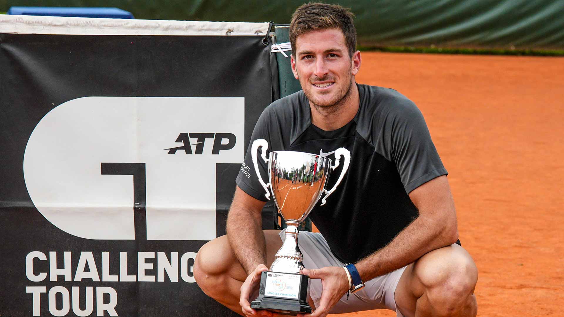 <a href='https://www.atptour.com/es/players/federico-agustin-gomez/gj16/overview'>Federico Agustin Gomez</a> is crowned champion at the Milan Challenger.