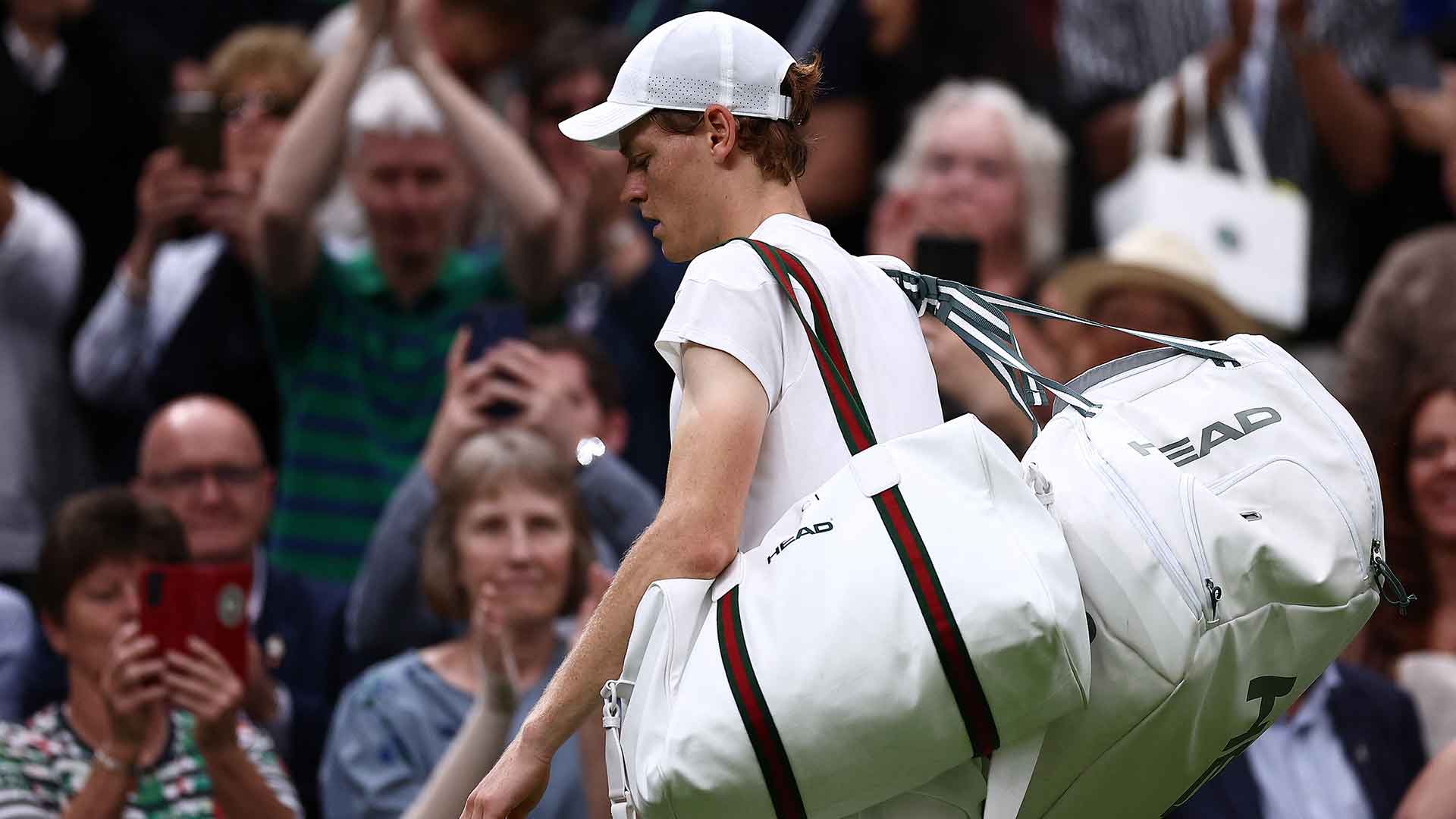 Jannik Sinner abandona la Centre Court tras ser derrotado en los cuartos de final de Wimbledon.