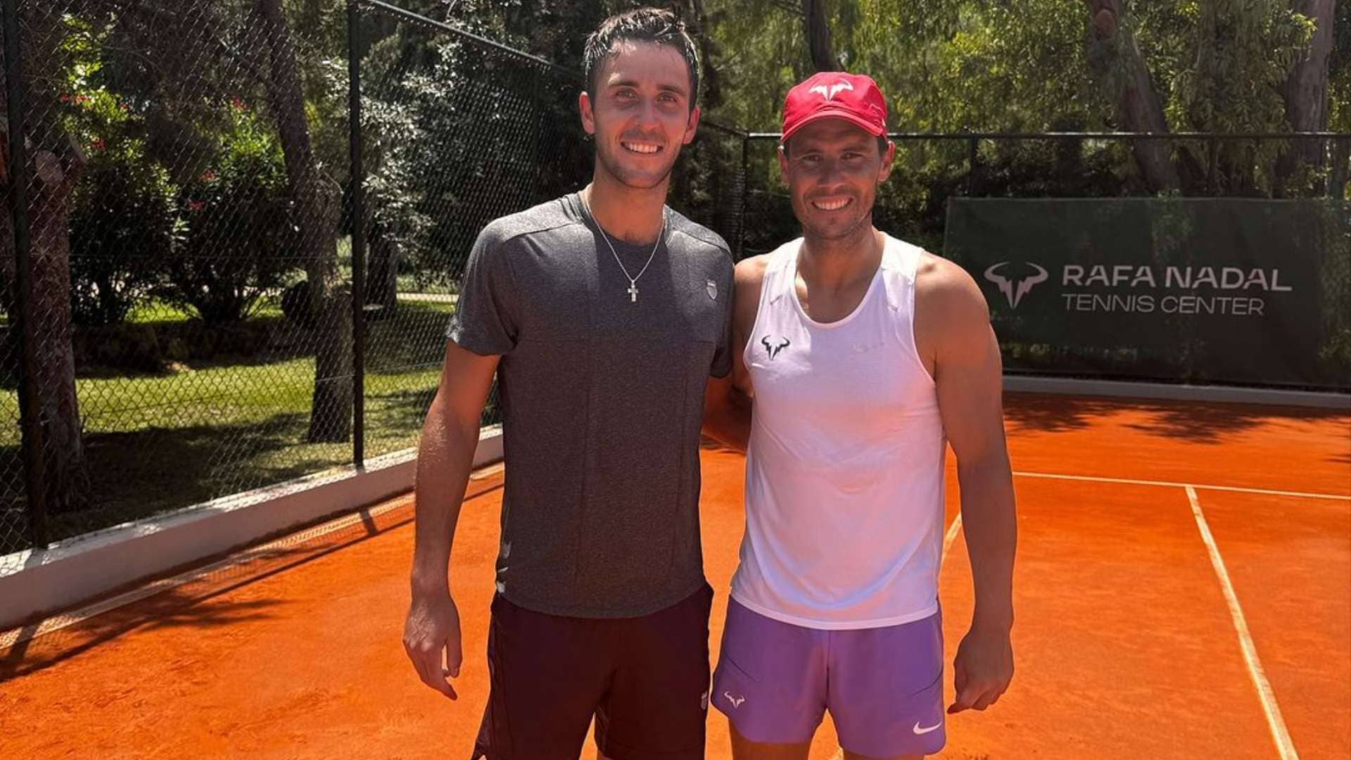 Rafael Nadal se entrena junto a Tomás Etcheverry para volver a la competencia.