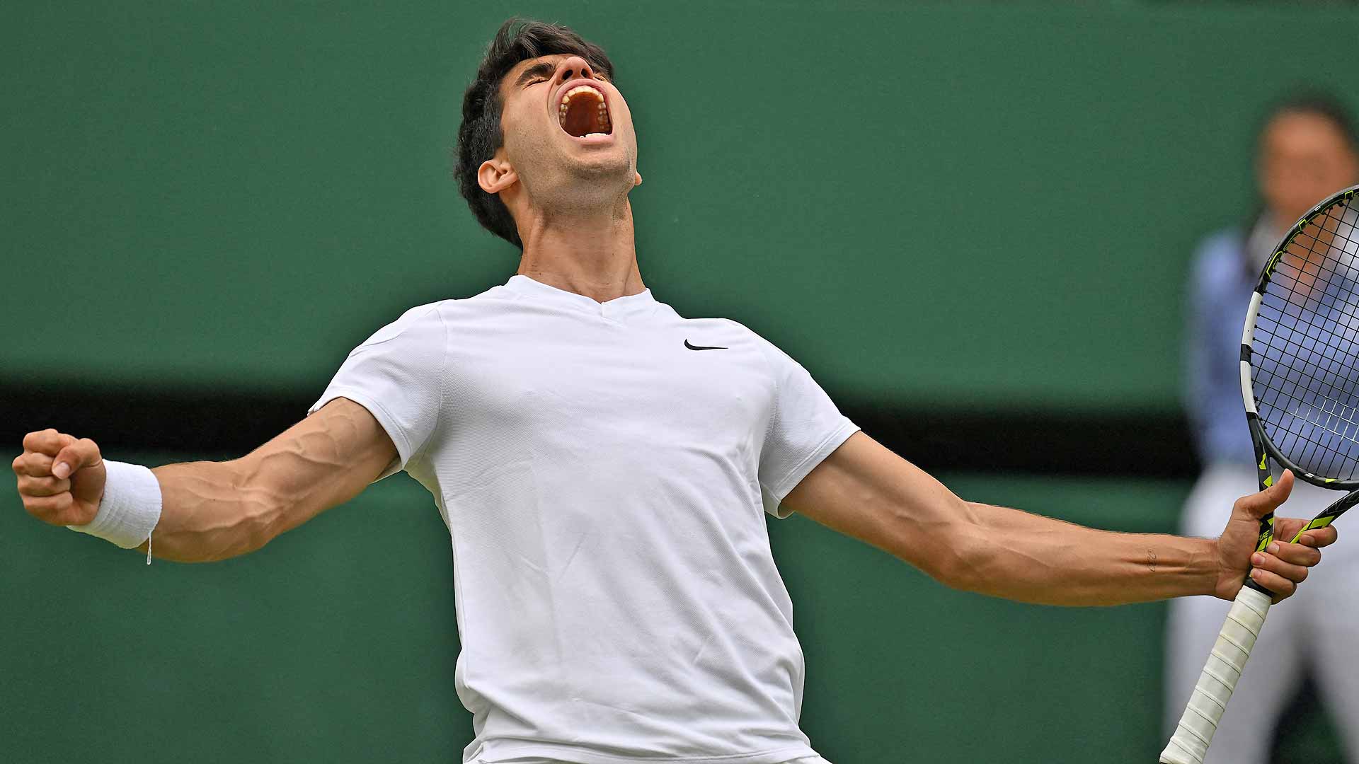Carlos Alcaraz celebra su victoria ante Daniil Medvedev para alcanzar la final de Wimbledon.