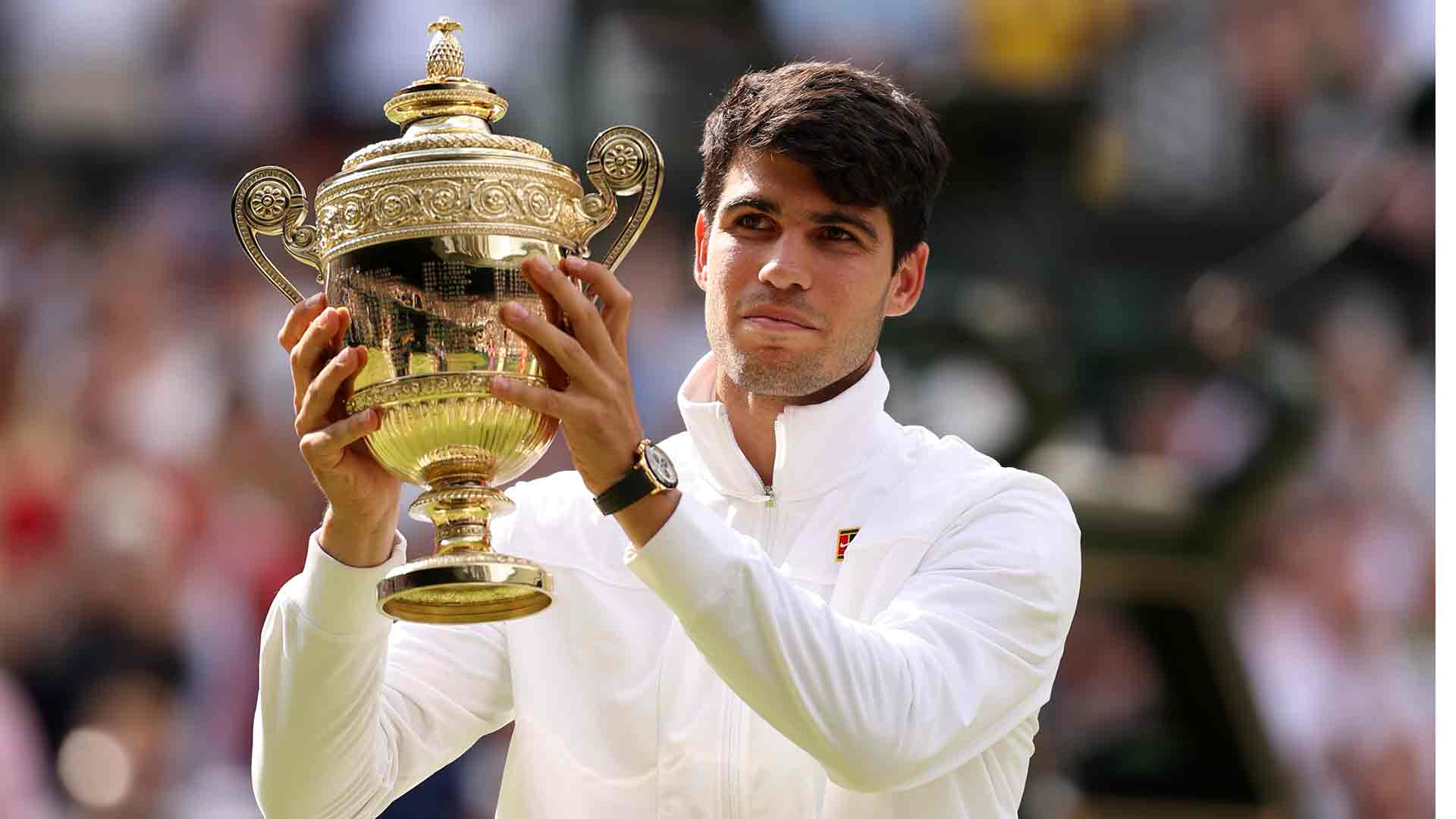 Carlos Alcaraz con su segunda corona de Wimbledon.