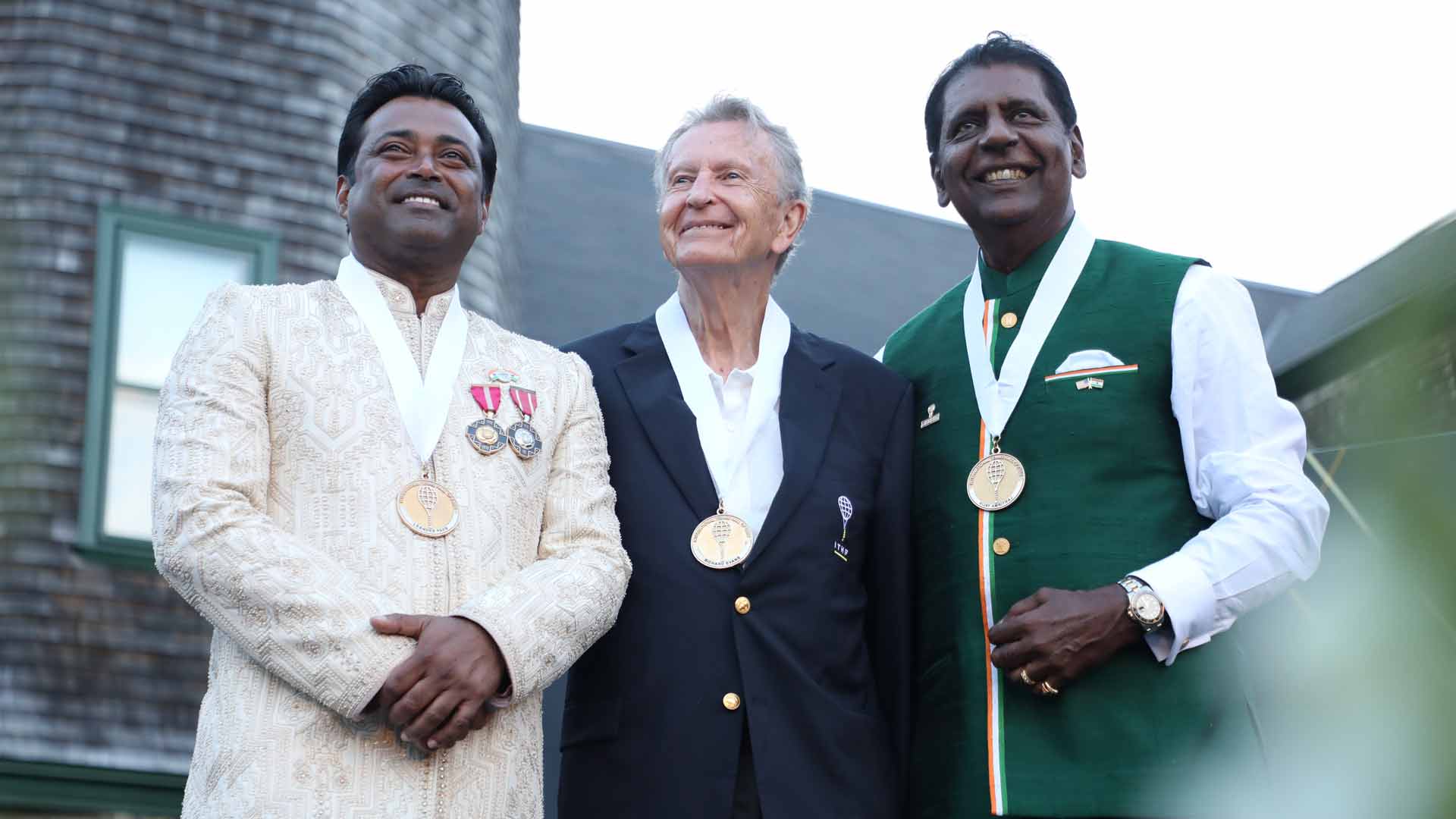 <a href='https://www.atptour.com/en/players/leander-paes/p269/overview'>Leander Paes</a>, <a href='https://www.atptour.com/en/players/richard-evans/e210/overview'>Richard Evans</a> and <a href='https://www.atptour.com/en/players/vijay-amritraj/a022/overview'>Vijay Amritraj</a> at the International Tennis Hall of Fame induction ceremony.