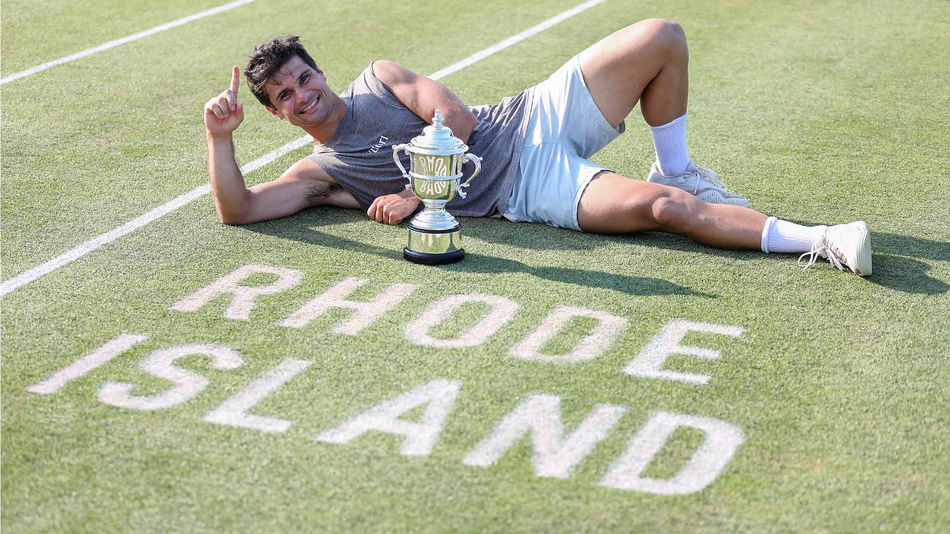 <a href='https://www.atptour.com/es/players/marcos-giron/gc88/overview'>Marcos Giron</a> celebrates his first ATP Tour title.