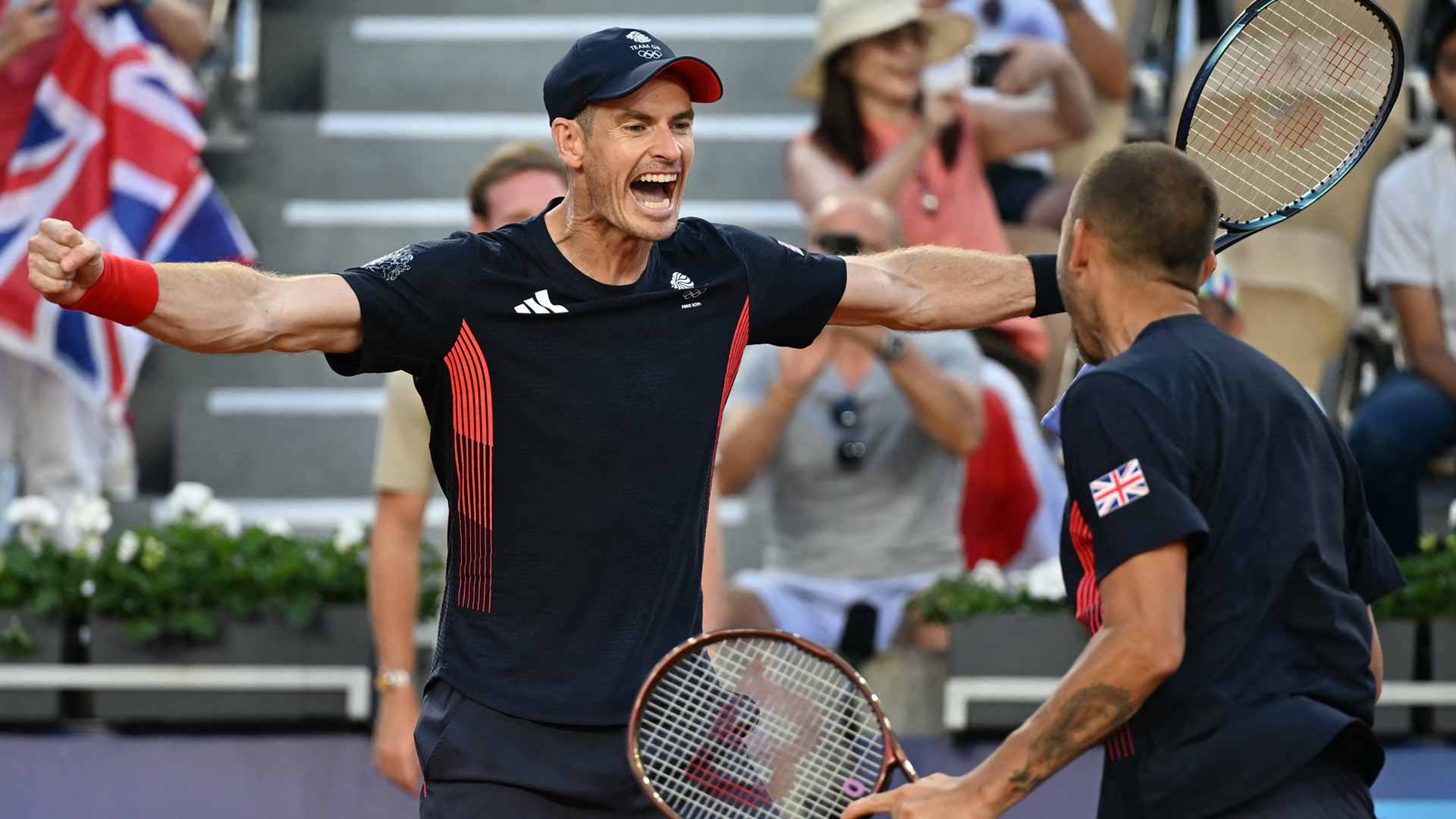 Andy Murray y Daniel Evans celebran después de remontar a Taro Daniel y Kei Nishikori en París.