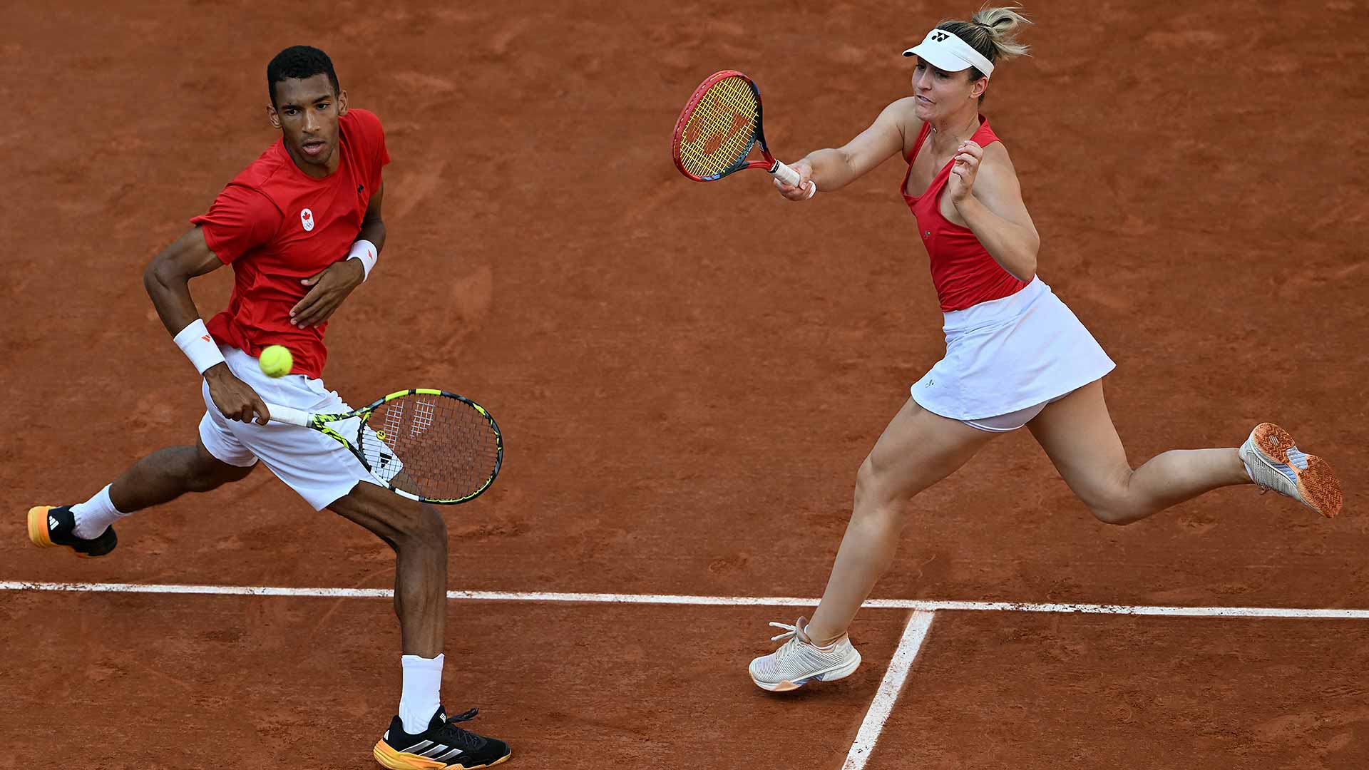 <a href='https://www.atptour.com/es/players/felix-auger-aliassime/ag37/overview'>Felix Auger-Aliassime</a> and Gabriela Dabrowski on their way to collecting mixed doubles bronze at the <a href='https://www.atptour.com/es/scores/archive/paris/96/2024/results'>Paris Olympics</a>.