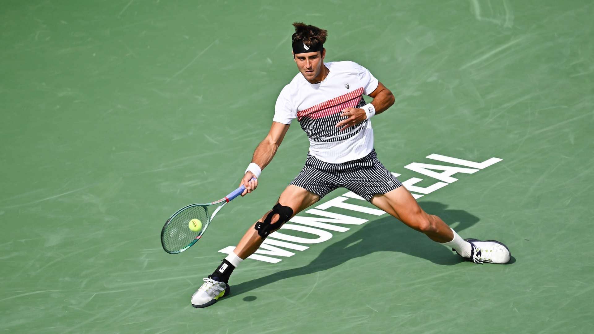 Tomás Martín Etcheverry compite ante Nicolás Jarry en Montreal.