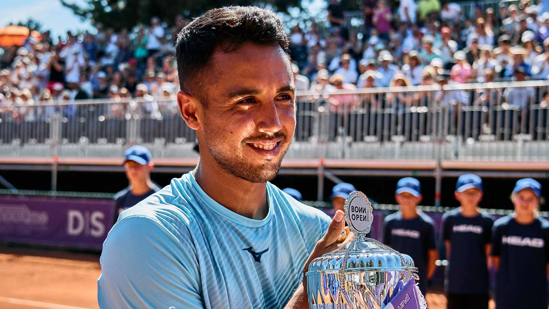 <a href='https://www.atptour.com/es/players/hugo-dellien/da31/overview'>Hugo Dellien</a> wins the Challenger 75 event in Bonn, Germany.