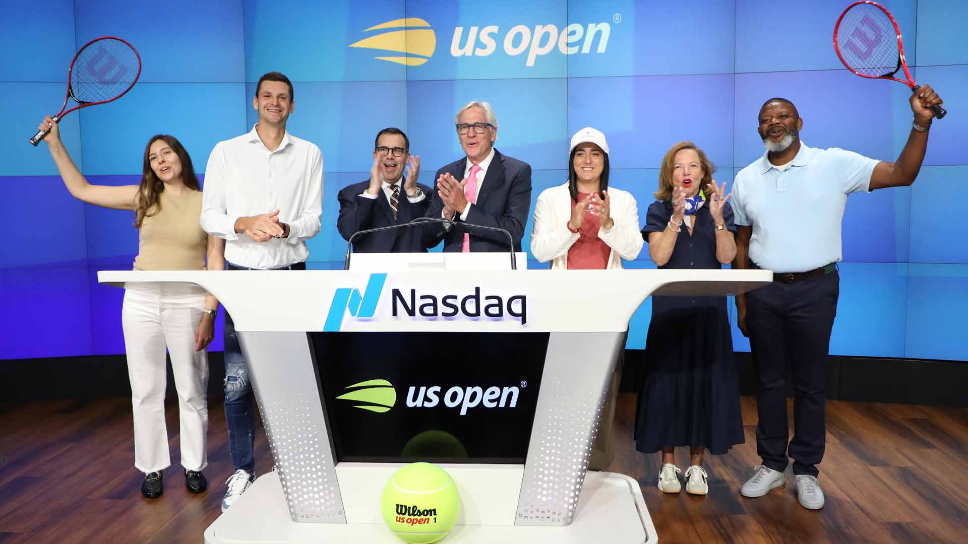 <a href='https://www.atptour.com/es/players/hubert-hurkacz/hb71/overview'>Hubert Hurkacz</a> and Ons Jabeur visit the Nasdaq MarketSite in Times Square to ring the Closing Bell.