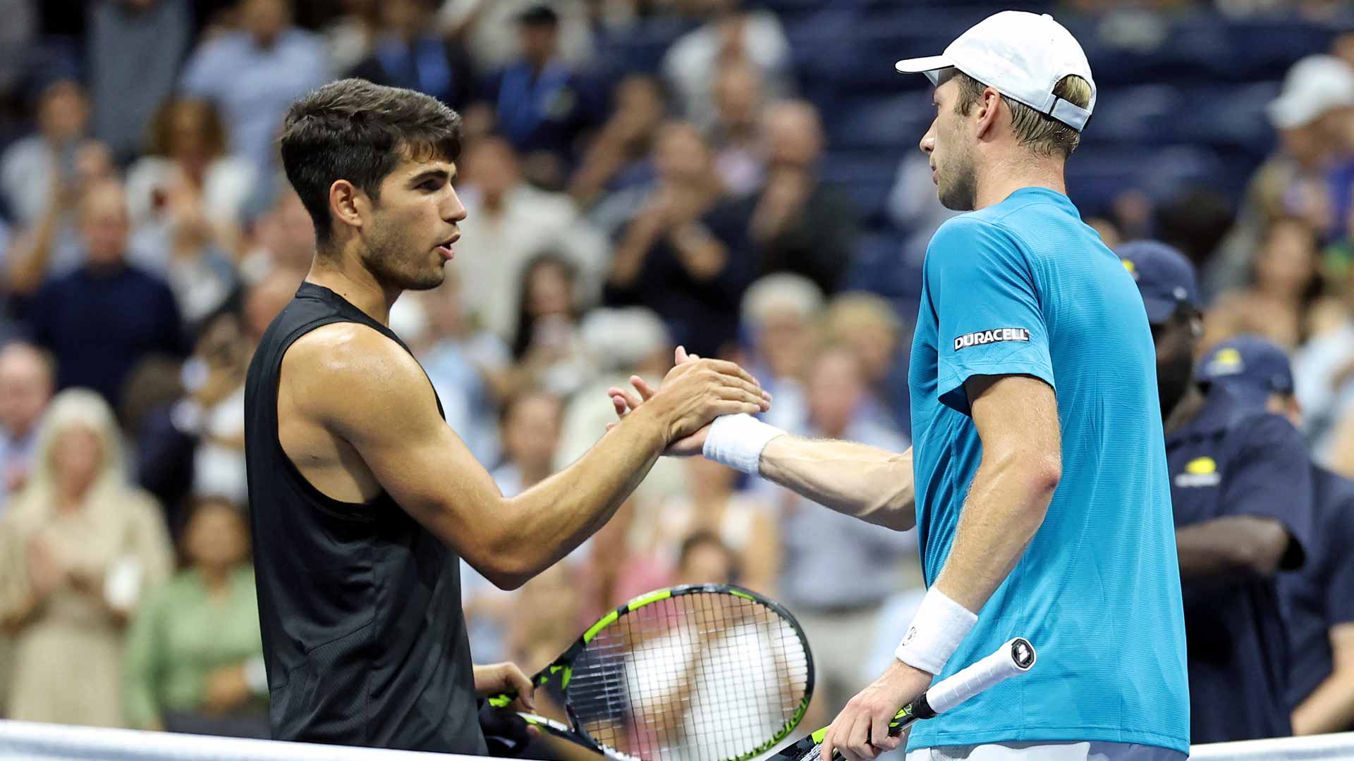 Carlos Alcaraz and Botic van de Zandschulp shake hands after the Dutchman defeated the Spaniard Thursday evening in New York.