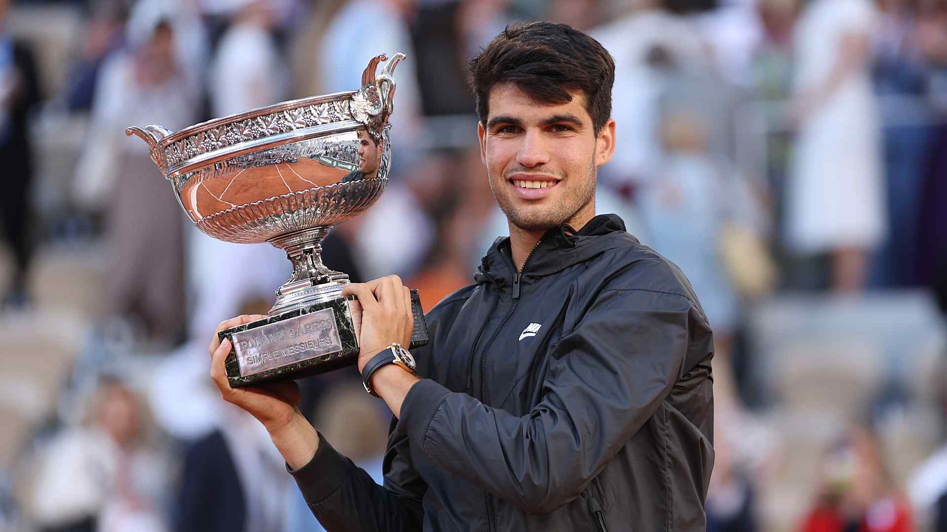  Carlos Alcaraz of Spain with the 2024 French Open trophy.