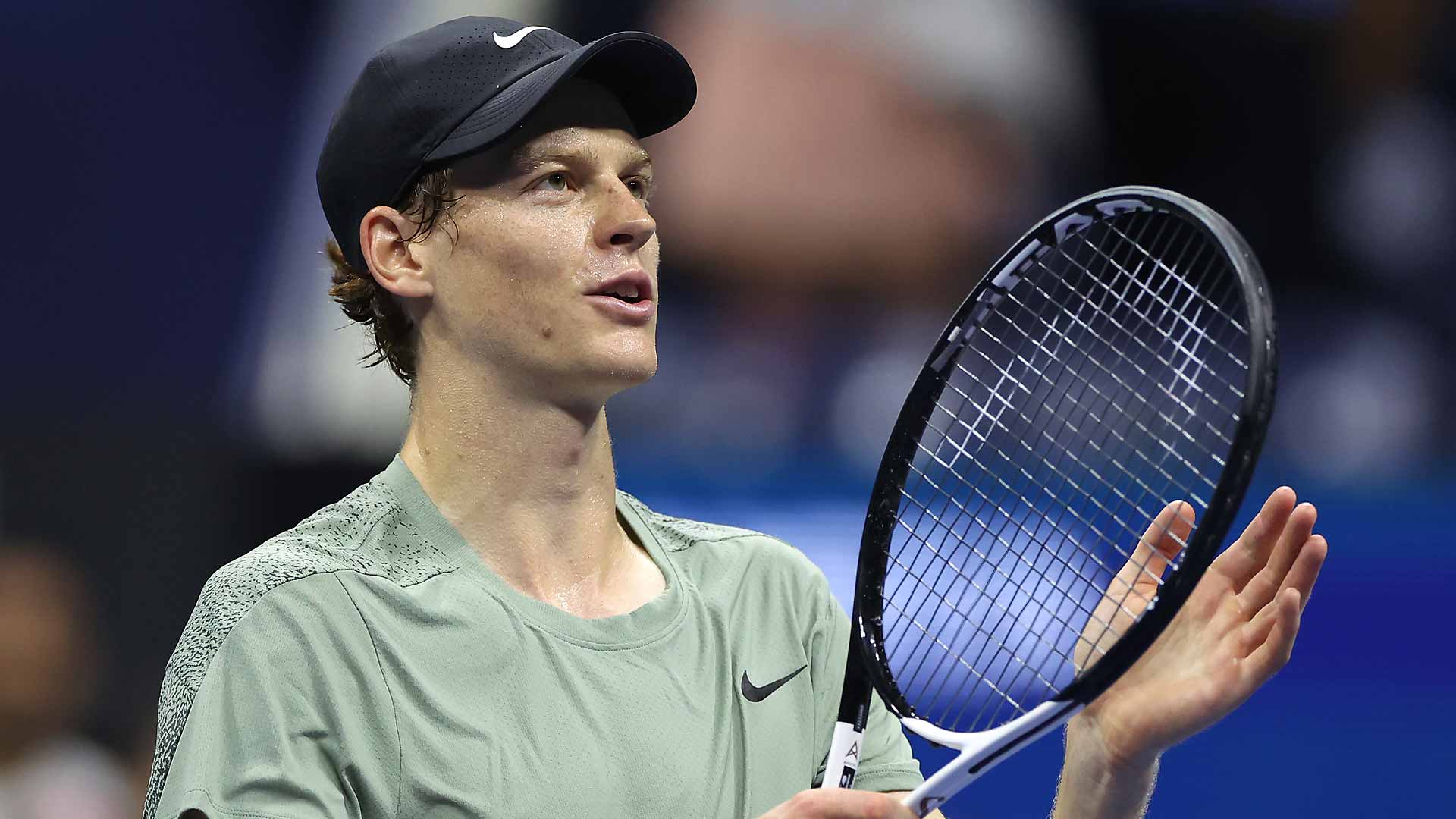 Jannik Sinner applauds the crowd after defeating Daniil Medvedev on Wednesday at the US Open.