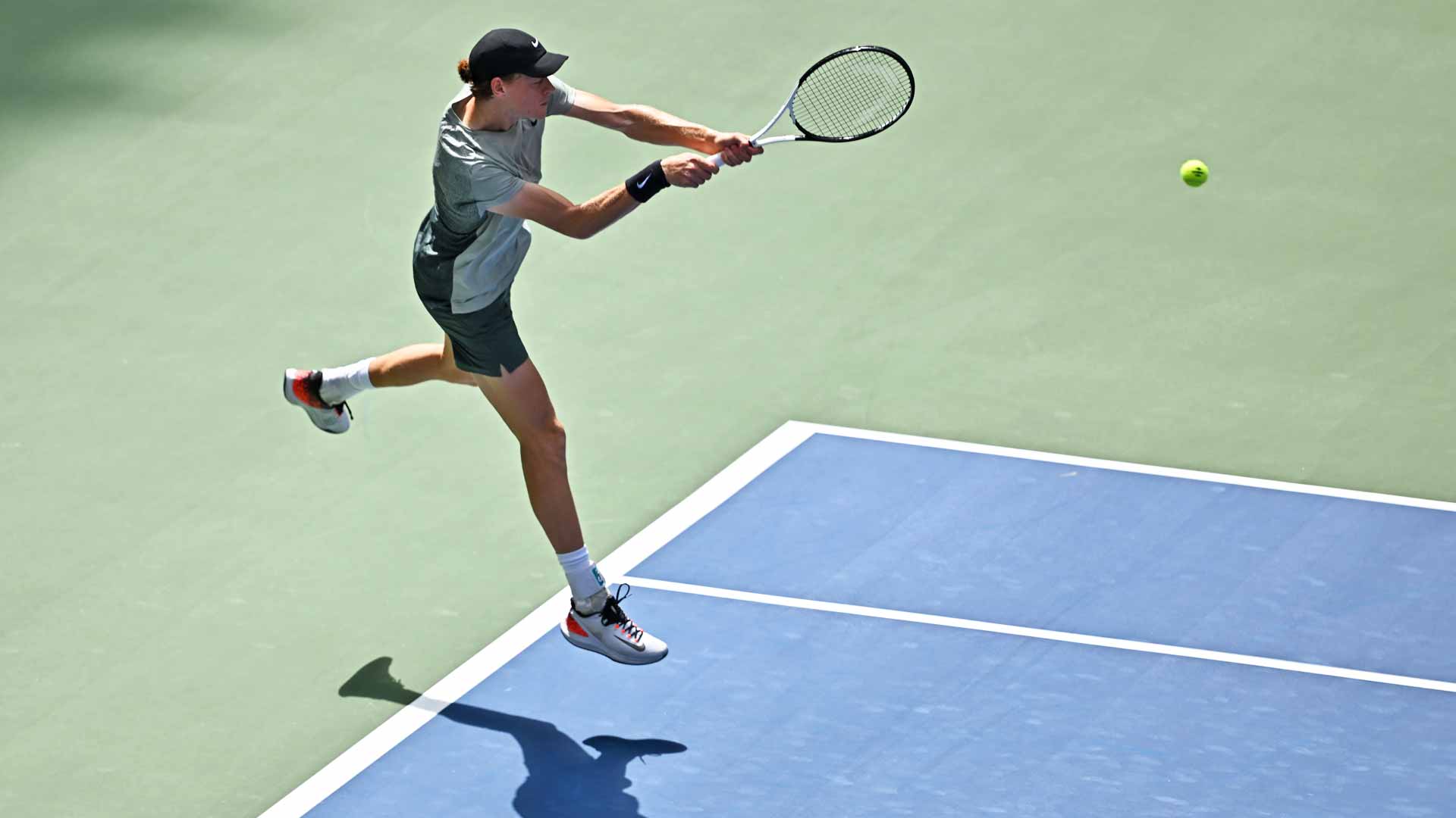 Jannik Sinner will try to reach his second major final of the season.