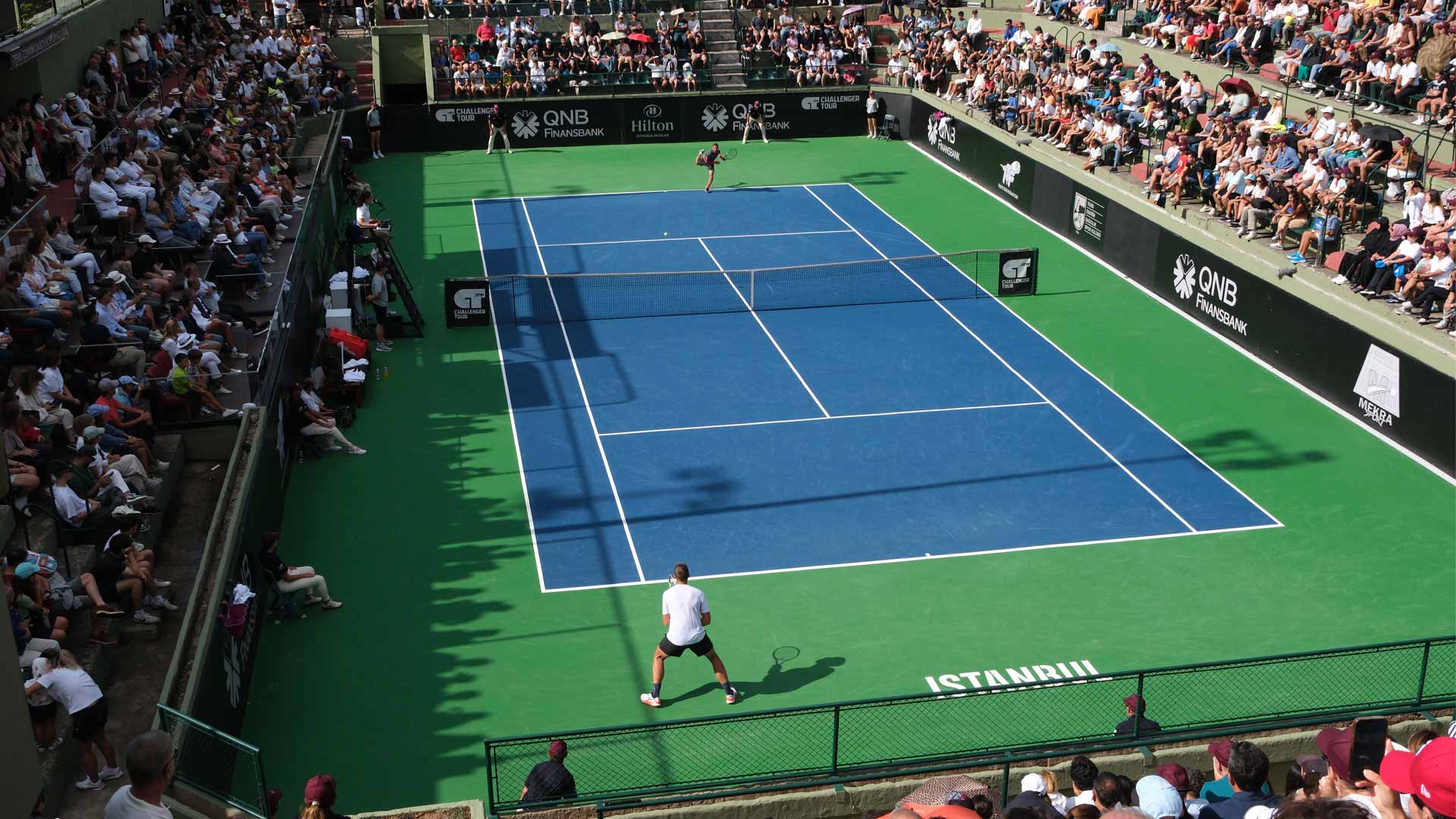 <a href='https://www.atptour.com/en/players/damir-dzumhur/d923/overview'>Damir Dzumhur</a> and <a href='https://www.atptour.com/en/players/hamad-medjedovic/m0jf/overview'>Hamad Medjedovic</a> compete in front of a full crowd in Istanbul.