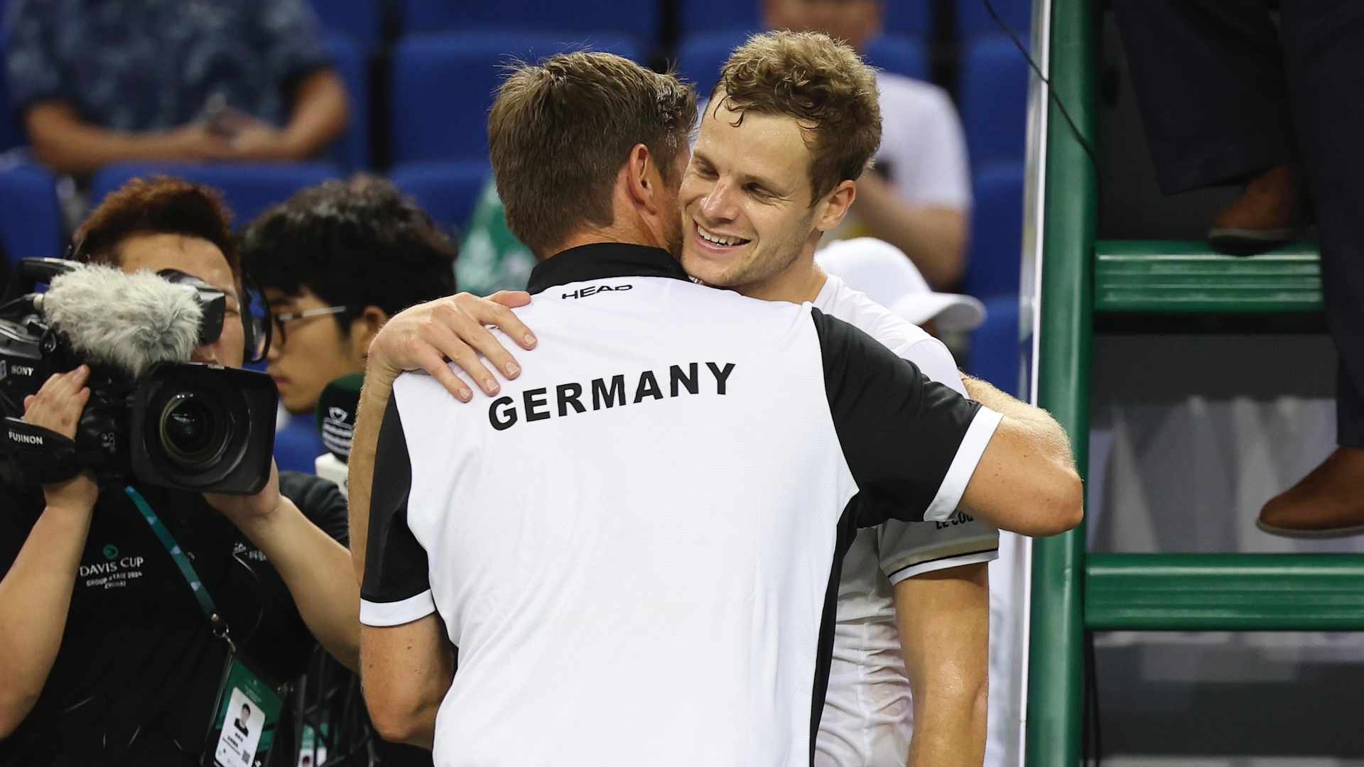 Yannick Hanfmann celebra el punto decisivo de Alemania sobre Eslovaquia en Copa Davis.