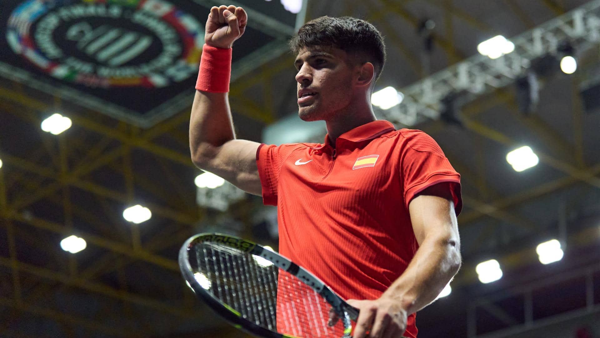 Carlos Alcaraz se lució ante Humbert y le dio a España el pase a Málaga a las Final 8 de la Copa Davis.