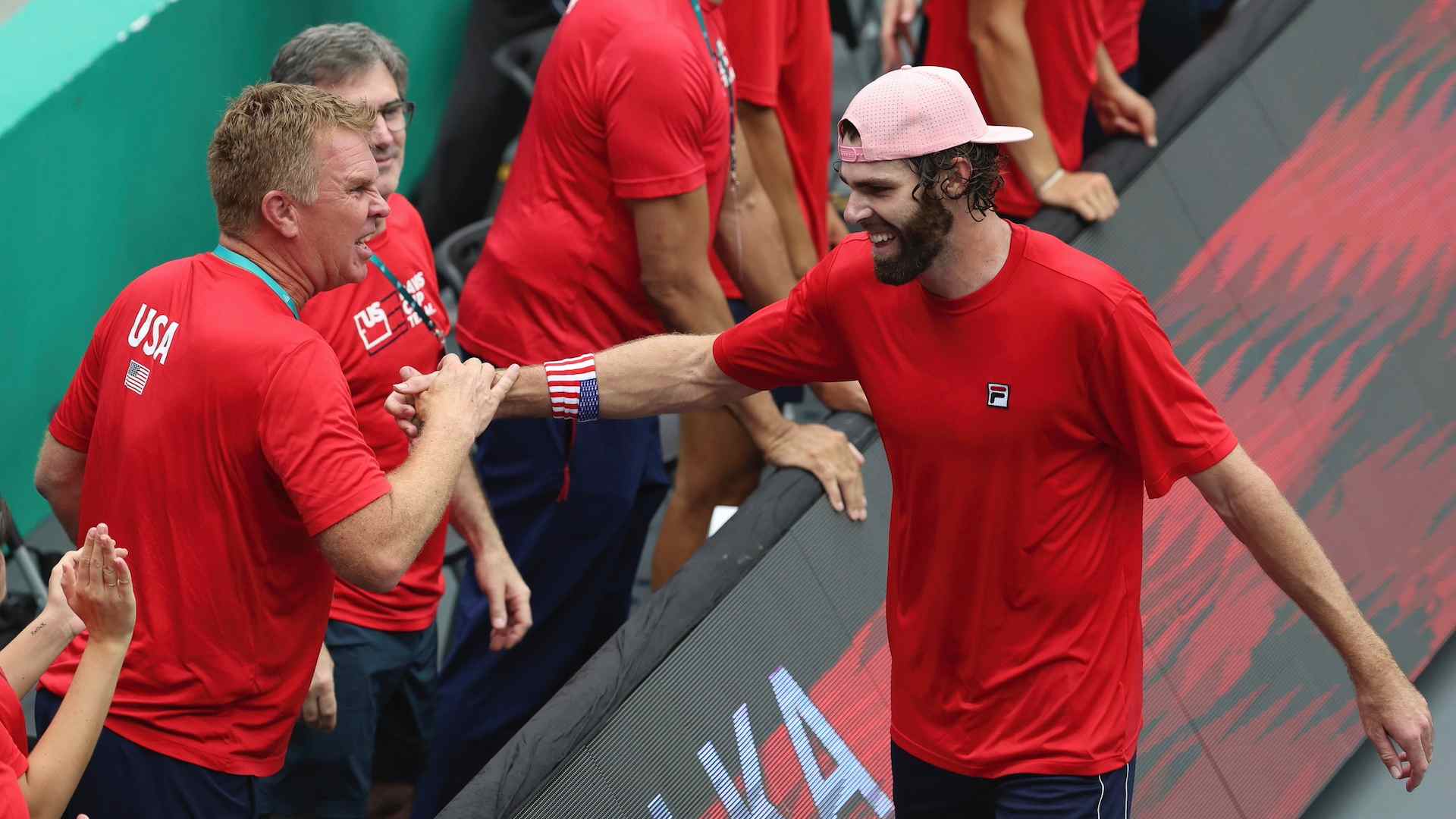 Reilly Opelka celebra su épica victoria ante Henri Squire en la fase de grupos de las Finales de Copa Davis.