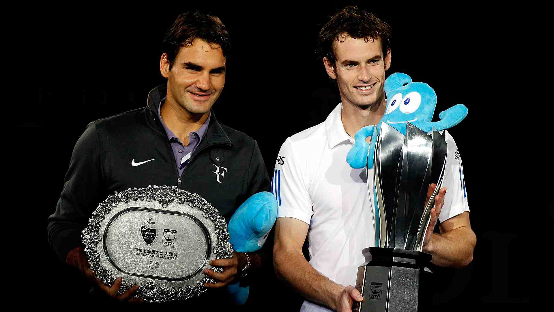 <a href='https://www.atptour.com/es/players/roger-federer/f324/overview'>Roger Federer</a> lost to <a href='https://www.atptour.com/es/players/andy-murray/mc10/overview'>Andy Murray</a> in the final of <a href='https://www.atptour.com/es/tournaments/shanghai/5014/overview'>Rolex Shanghai Masters</a> 2010.