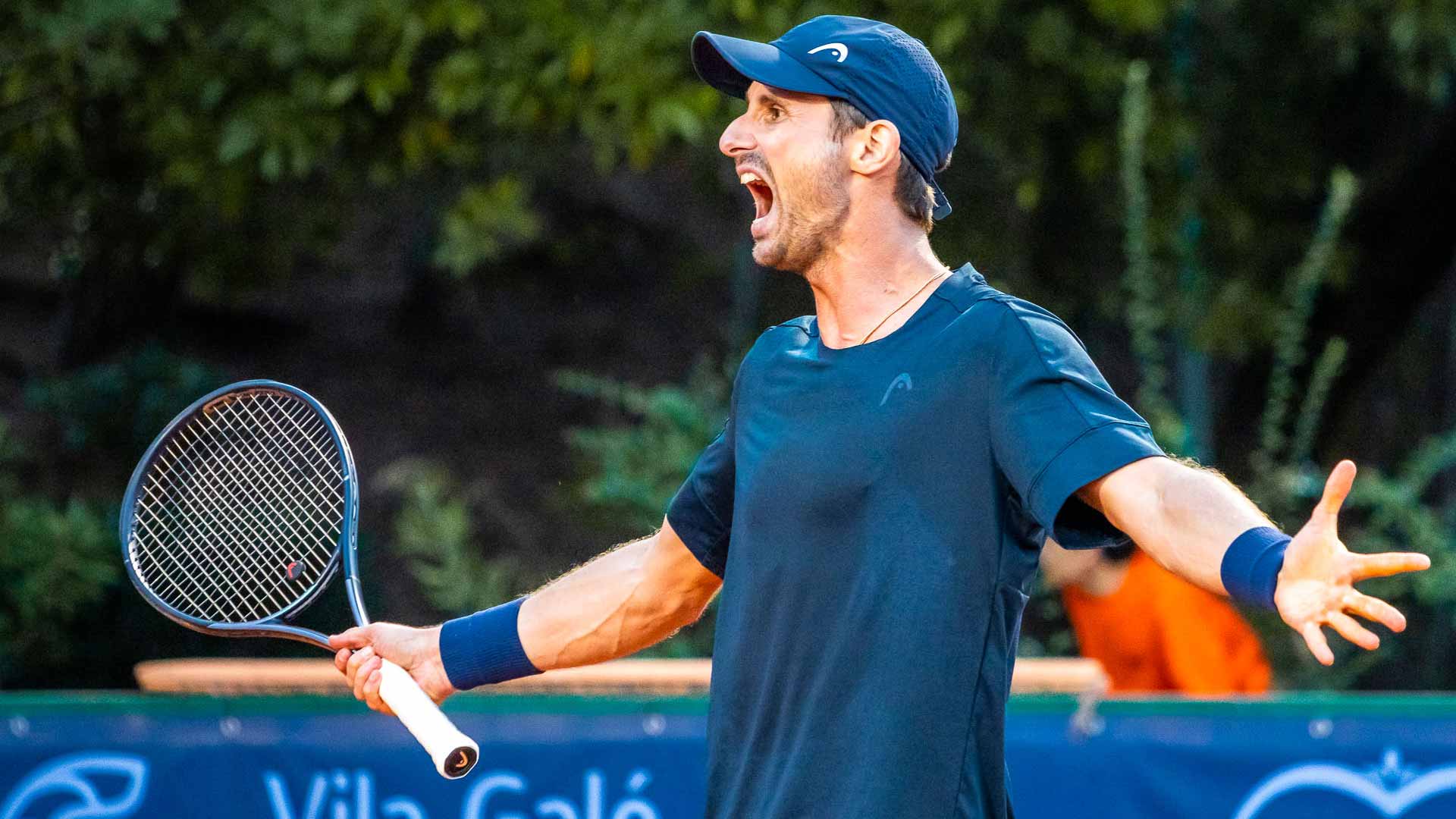 <a href='https://www.atptour.com/en/players/alexander-ritschard/rc04/overview'>Alexander Ritschard</a> celebrates winning the Lisbon Challenger.