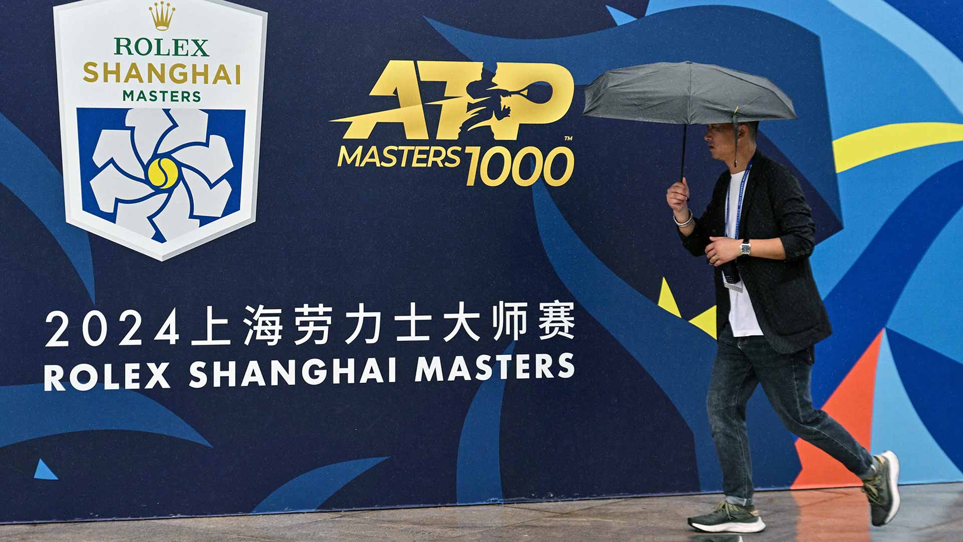 Rain has led to play being suspended on outdoor courts at the Rolex Shanghai Masters.