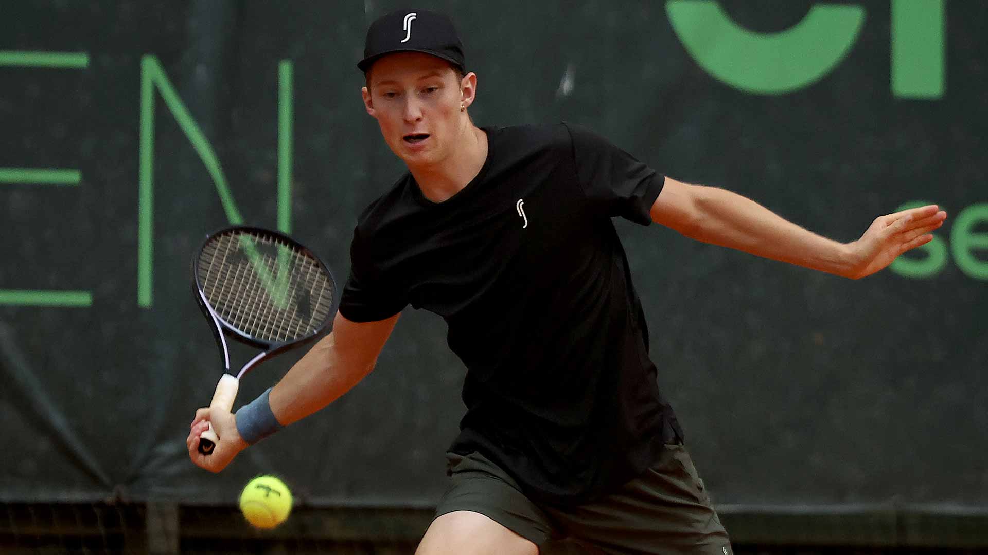 <a href='https://www.atptour.com/en/players/elmer-moller/m0k4/overview'>Elmer Moller</a> in action at the <a href='https://www.atptour.com/en/scores/archive/braga/7913/2024/results'>Braga Open</a>.