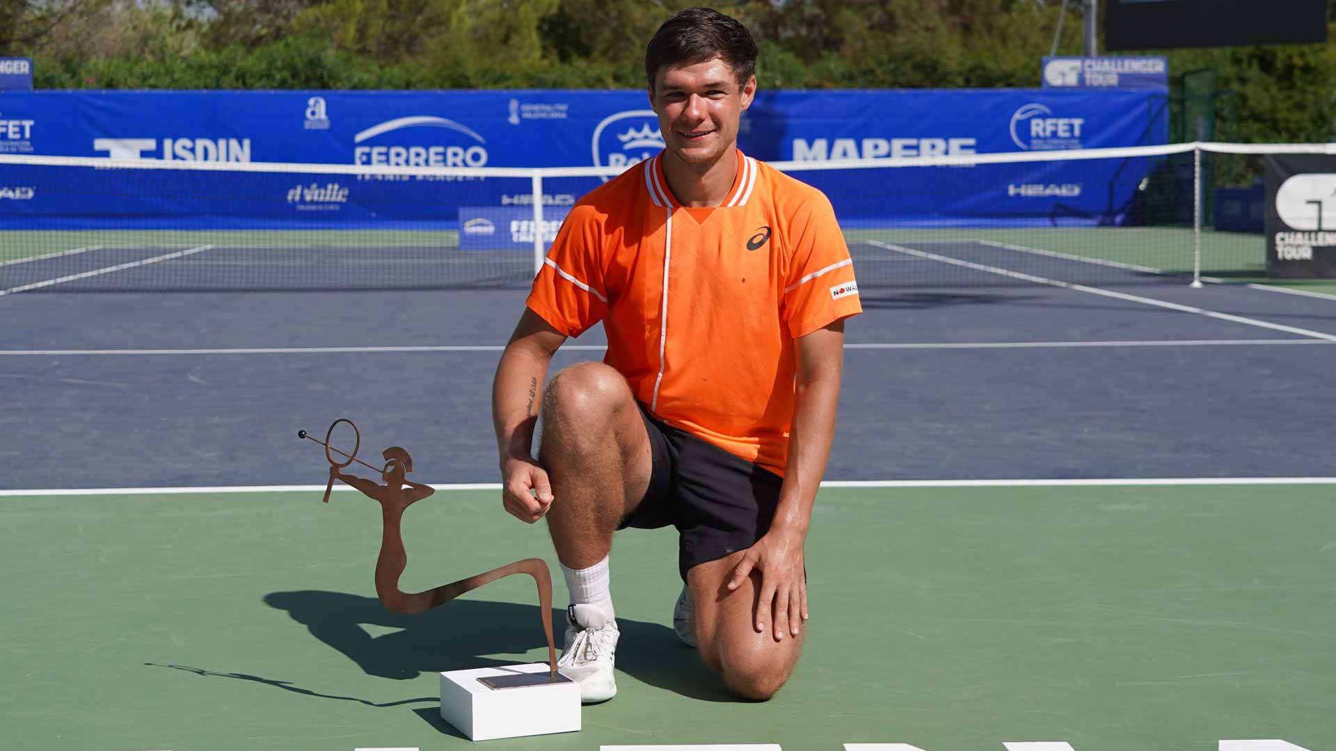 <a href='https://www.atptour.com/en/players/kamil-majchrzak/mq75/overview'>Kamil Majchrzak</a> triumphs at the Villena Challenger.