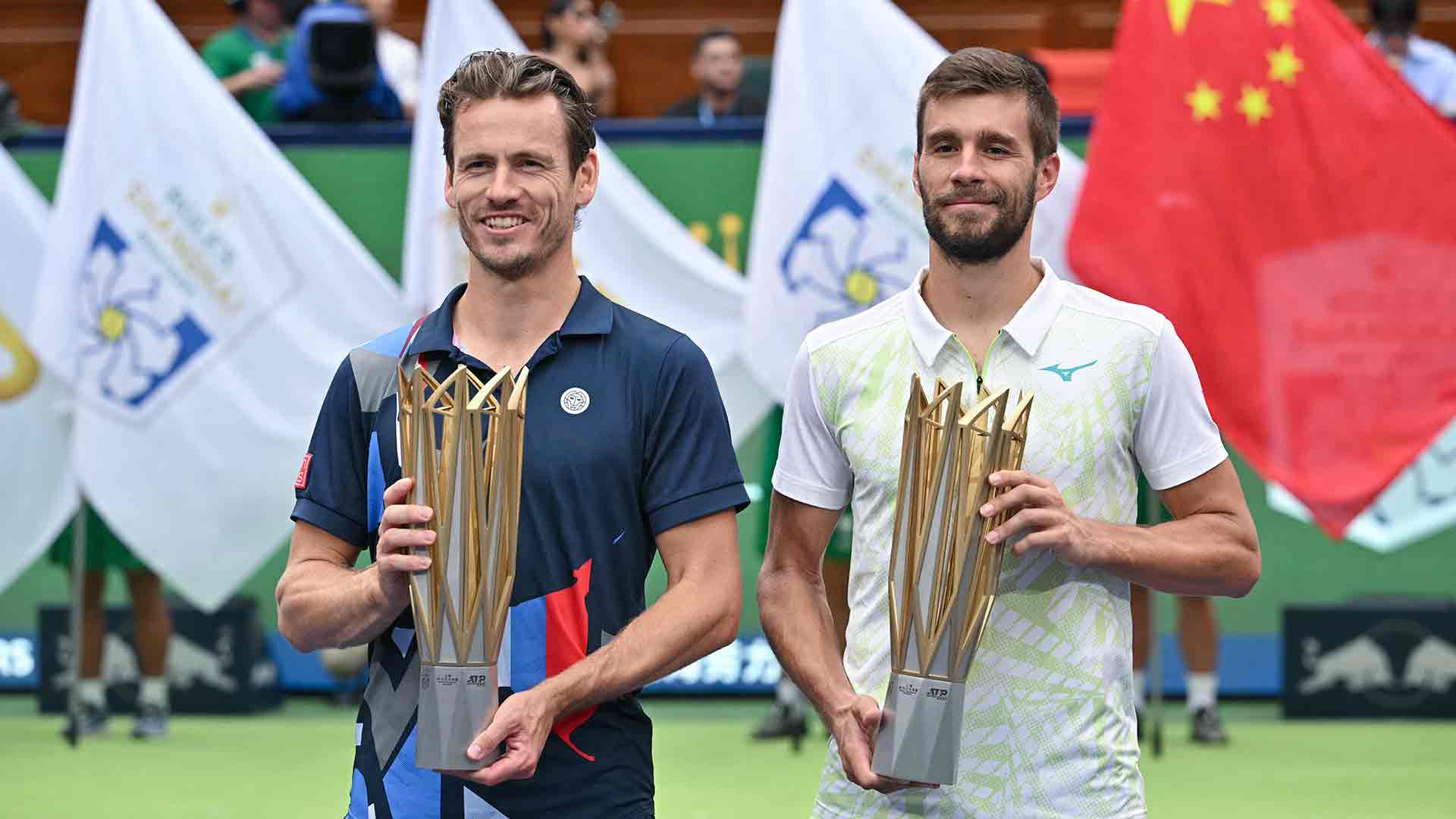 Wesley Koolhof y Nikola Mektic posan con el trofeo de campeones del Rolex Shanghai Masters.