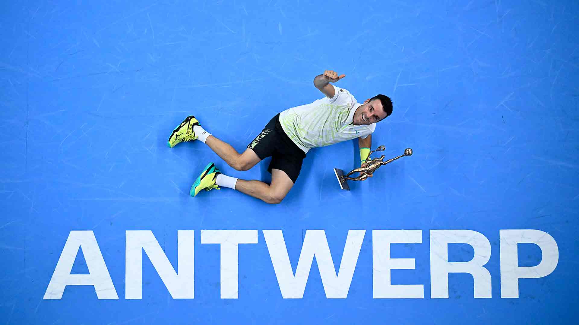 Roberto Bautista Agut posa con el trofeo de campeón en Amberes.