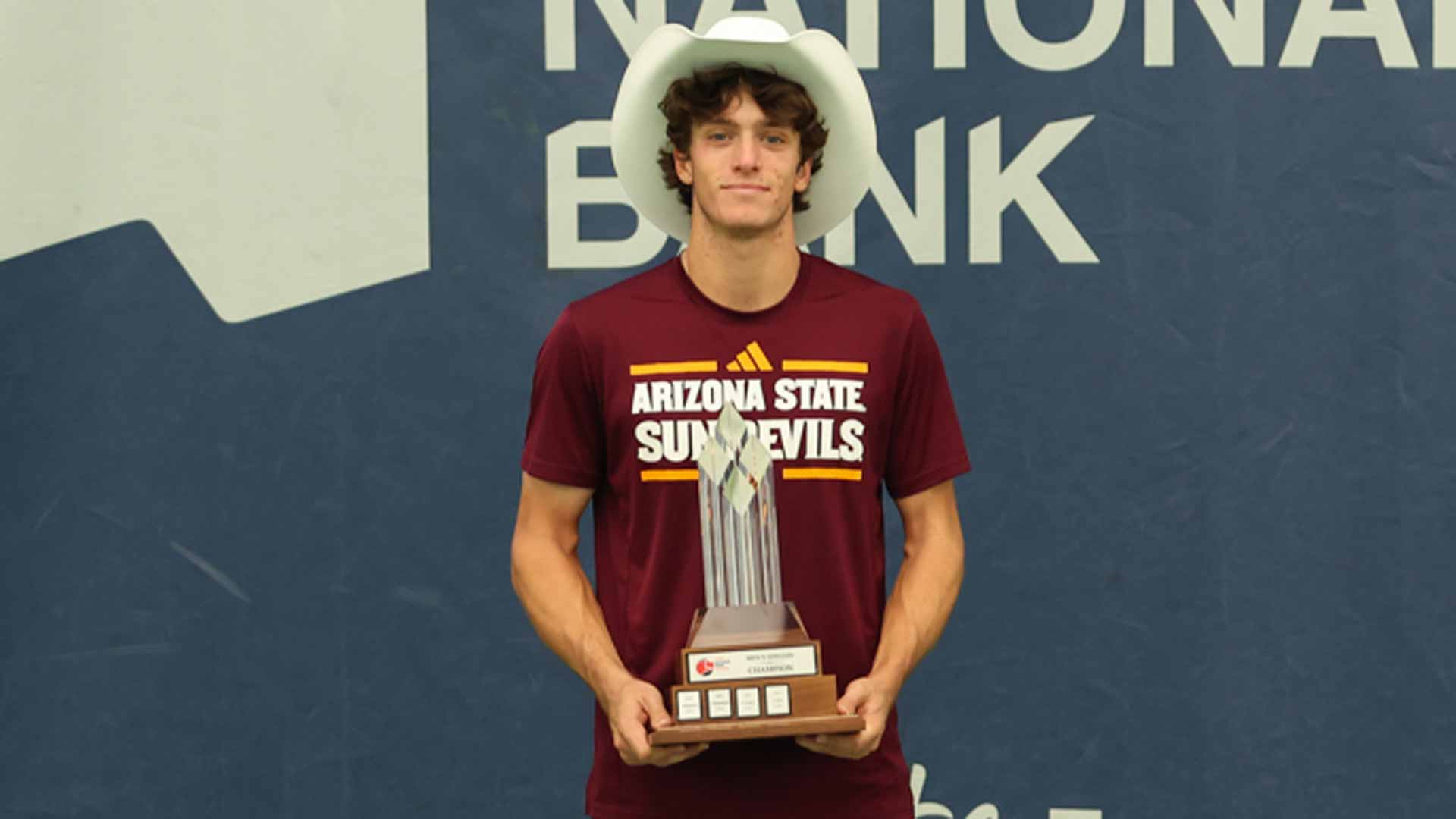 <a href='https://www.atptour.com/en/players/murphy-cassone/c0ht/overview'>Murphy Cassone</a> is crowned champion at the Calgary Challenger.