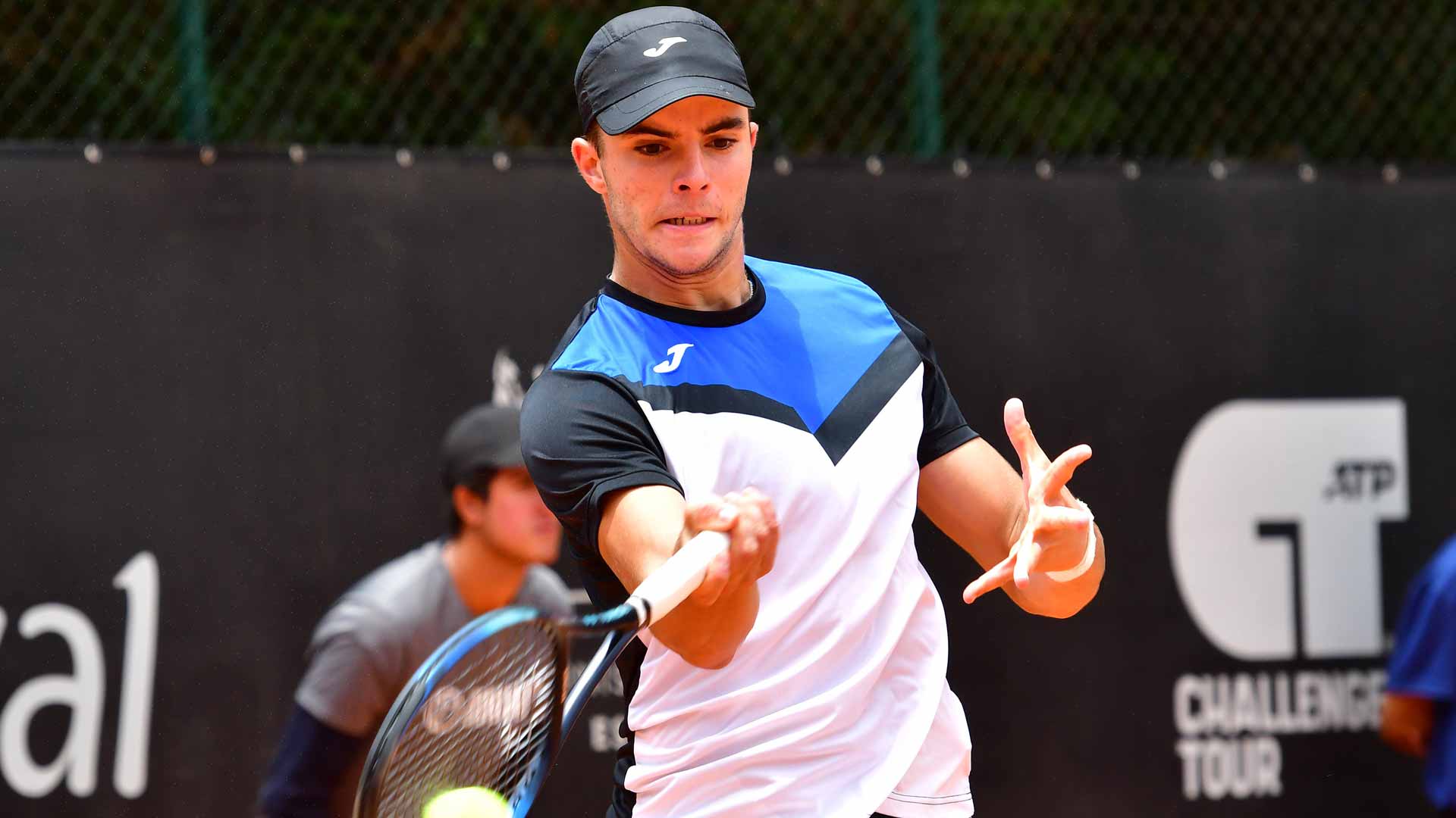<a href='https://www.atptour.com/en/players/jaime-faria/f0f2/overview'>Jaime Faria</a> in action at the Curitiba Challenger.