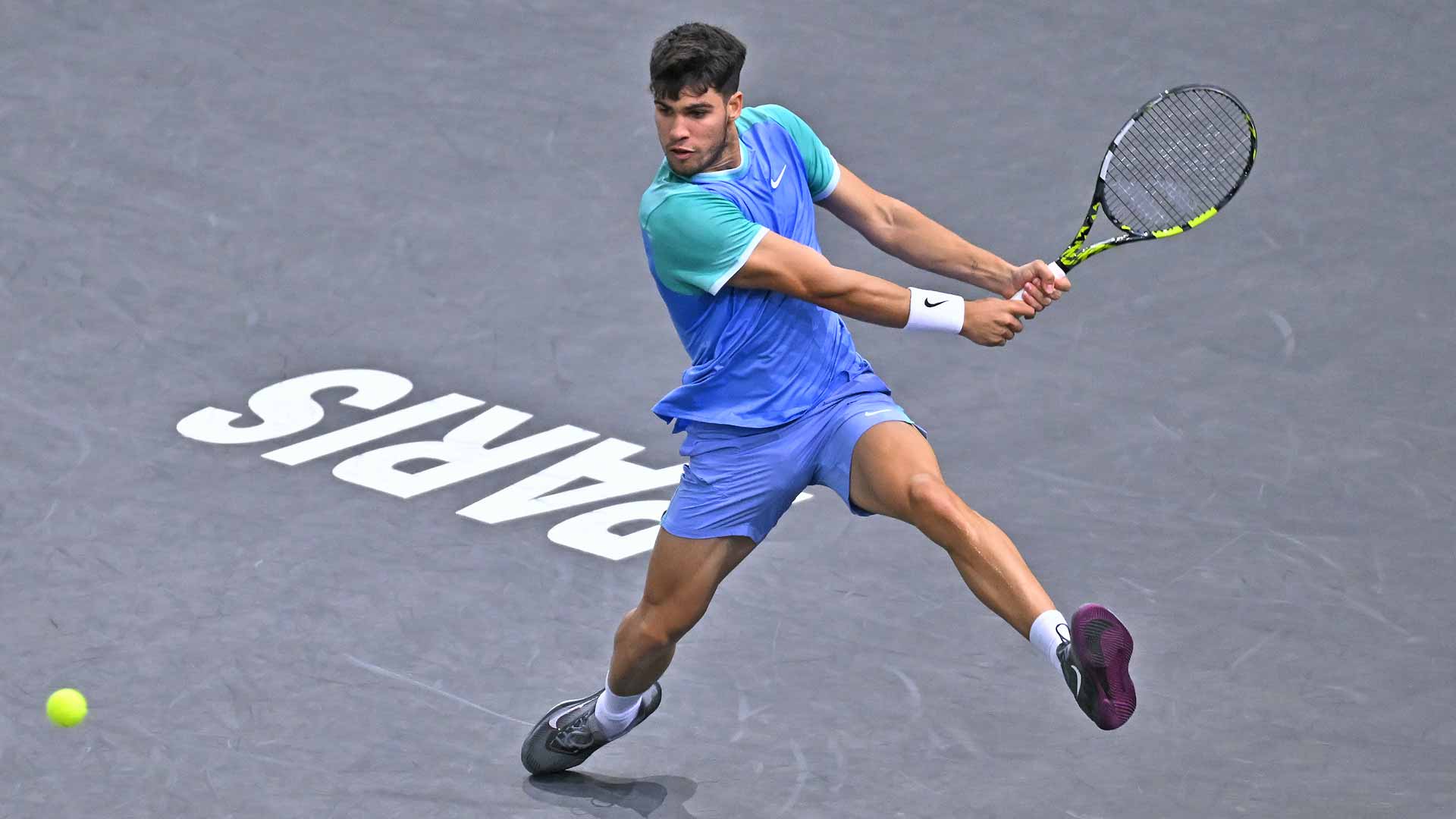Carlos Alcaraz in action against Ugo Humbert on Thursday evening at the Rolex Paris Masters.