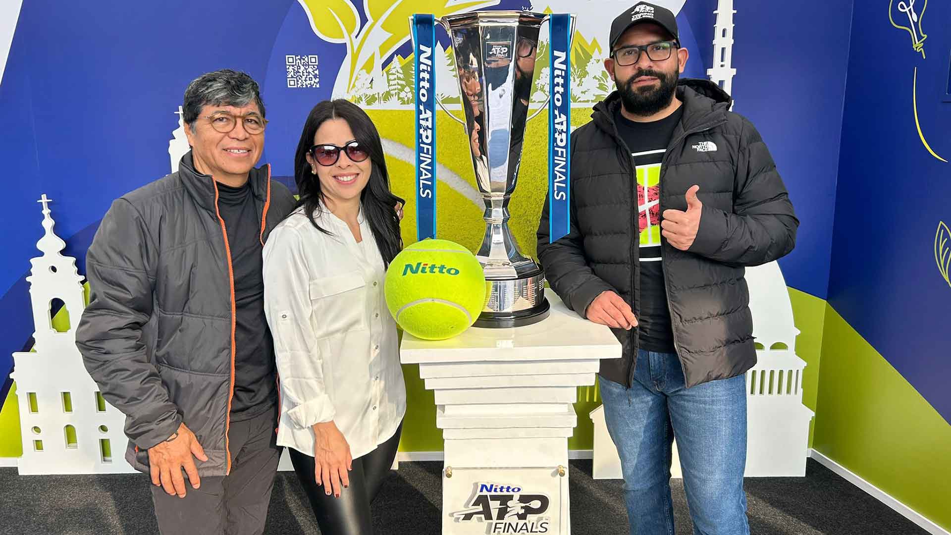 Visitantes de México posan con el trofeo en la Fan Village de las Nitto ATP Finals.