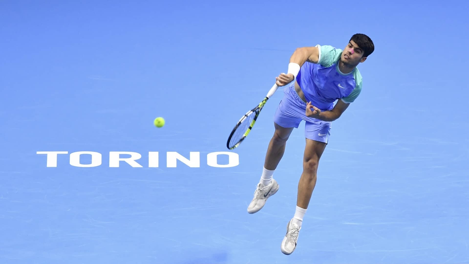 Carlos Alcaraz, sacando durante su partido ante Andrey Rublev.
