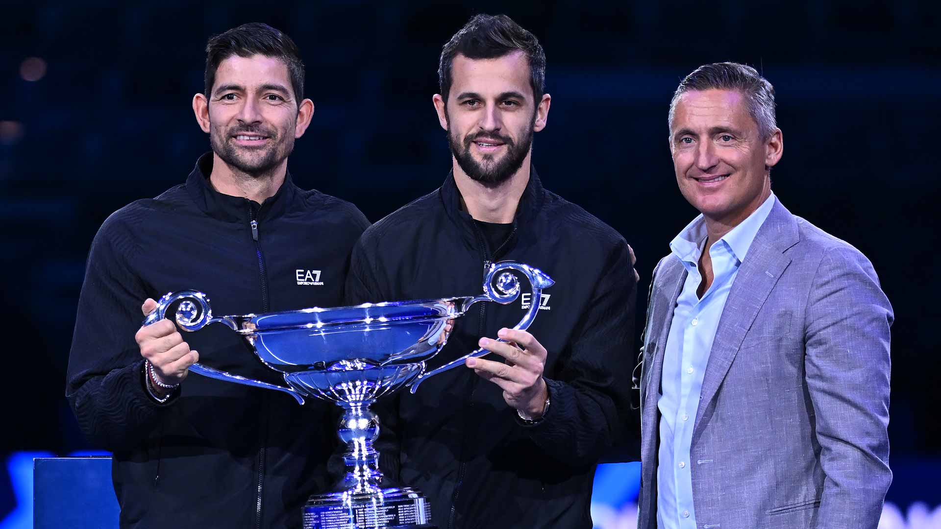 Marcelo Arévalo y Mate Pavic recibieron el Year-End ATP Doubles No. 1 presented by PIF a manos de Andrea Gaudenzi, presidente de la ATP.